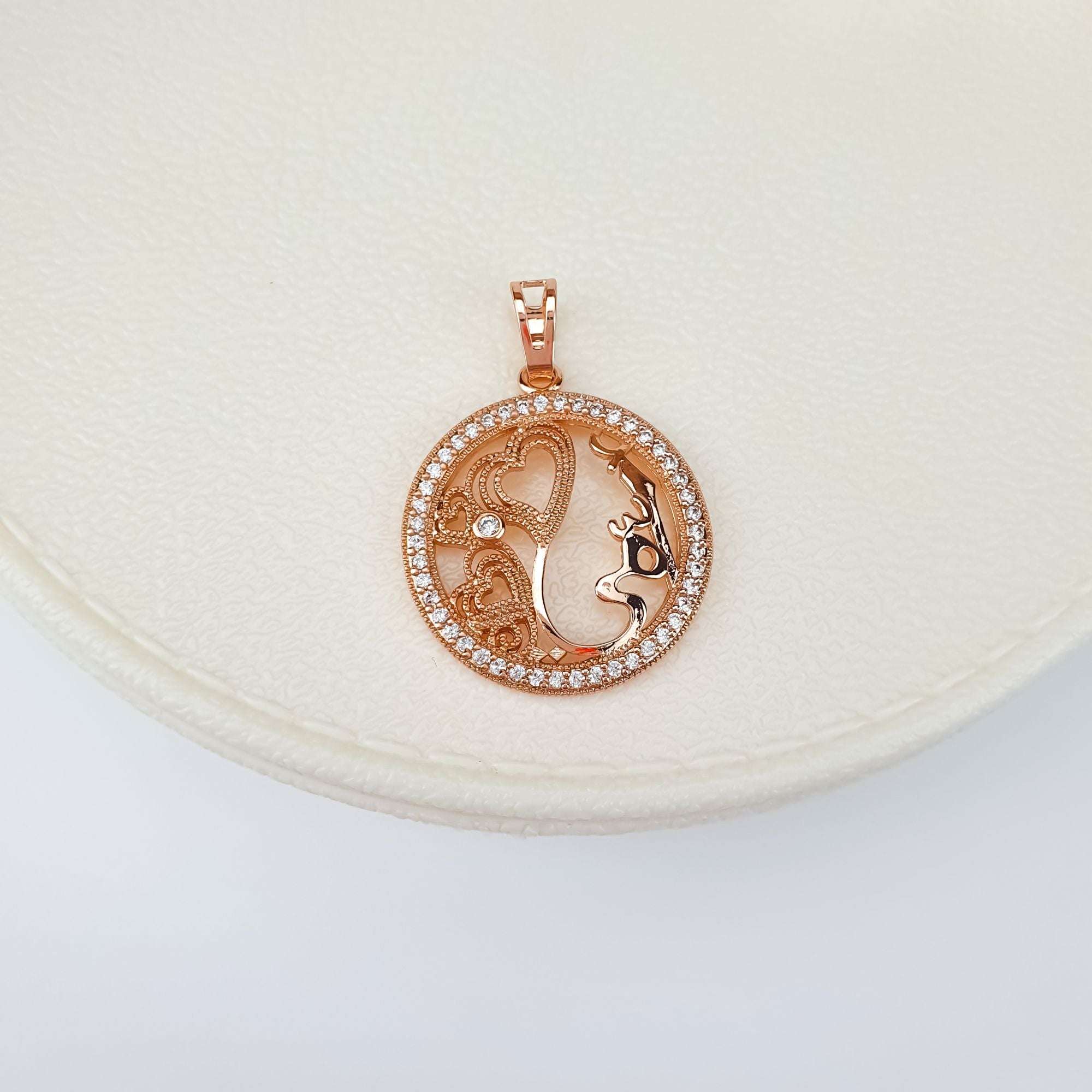 Sirsnīgs rotājums sievietei — mātei