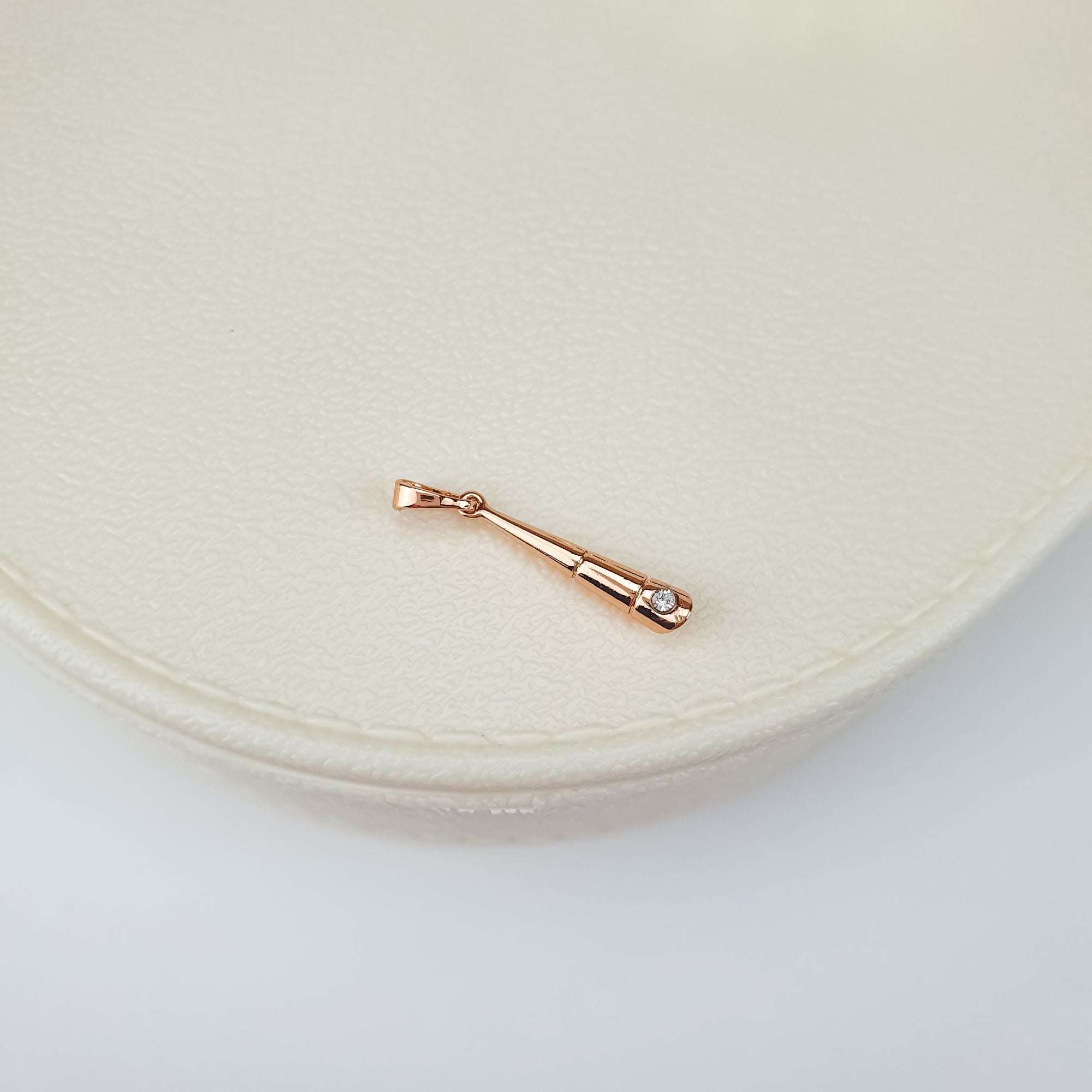 Dāvana sievietei — elegants kulons