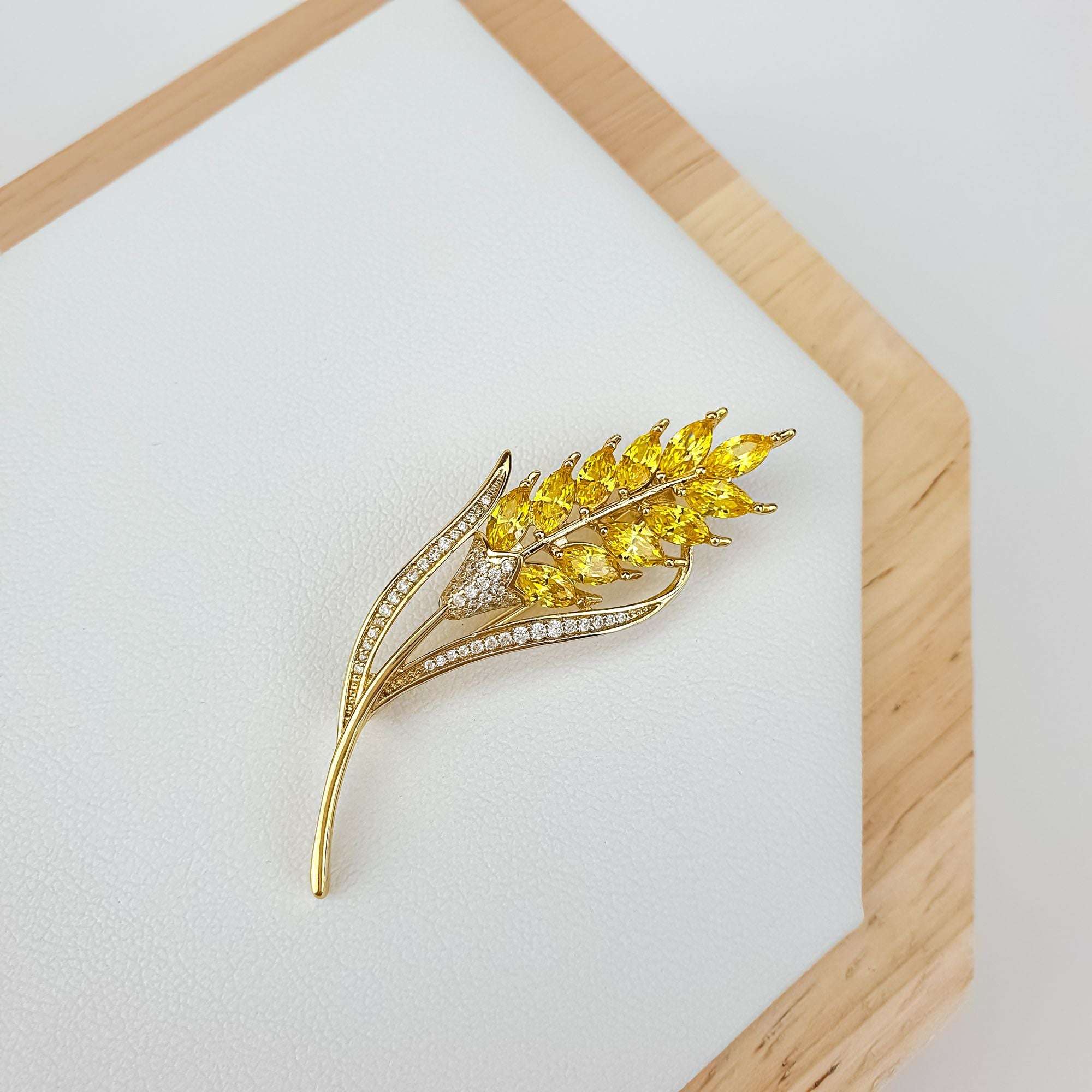 Eleganta piespraude ar zelta pārklājumu un Swarovski kristālu inkrustāciju