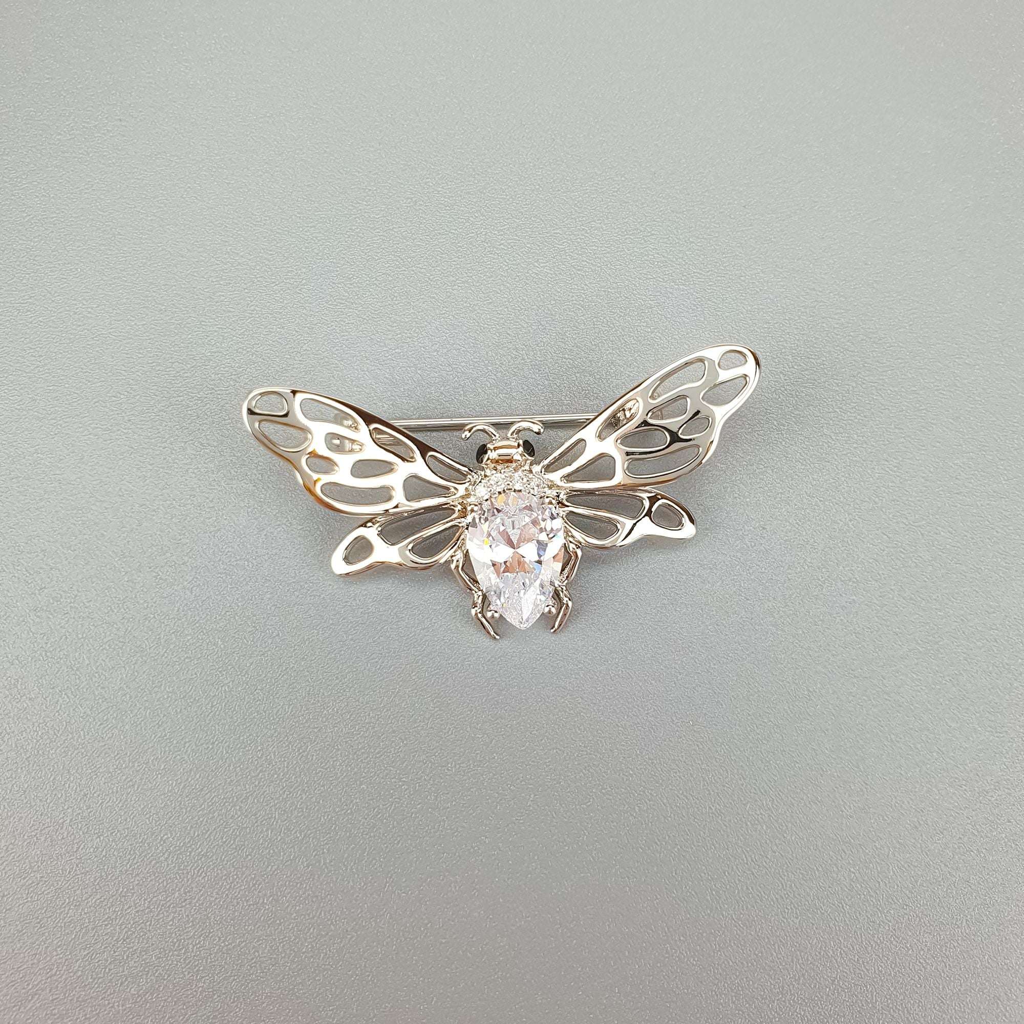 Stilīga piespraude spārnotas bites formā