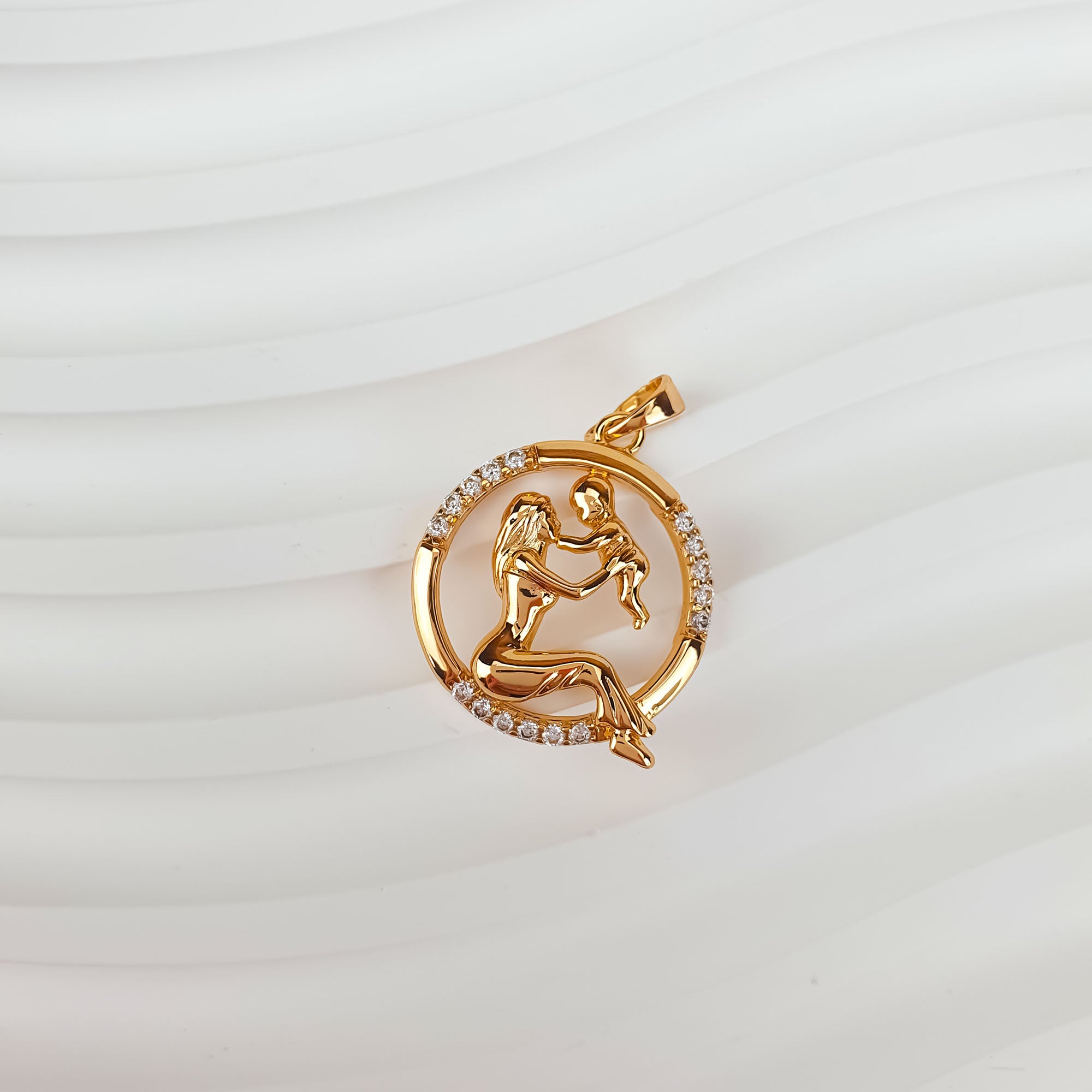 Kulons mātei zelta tonī ar kristālu rotājumu