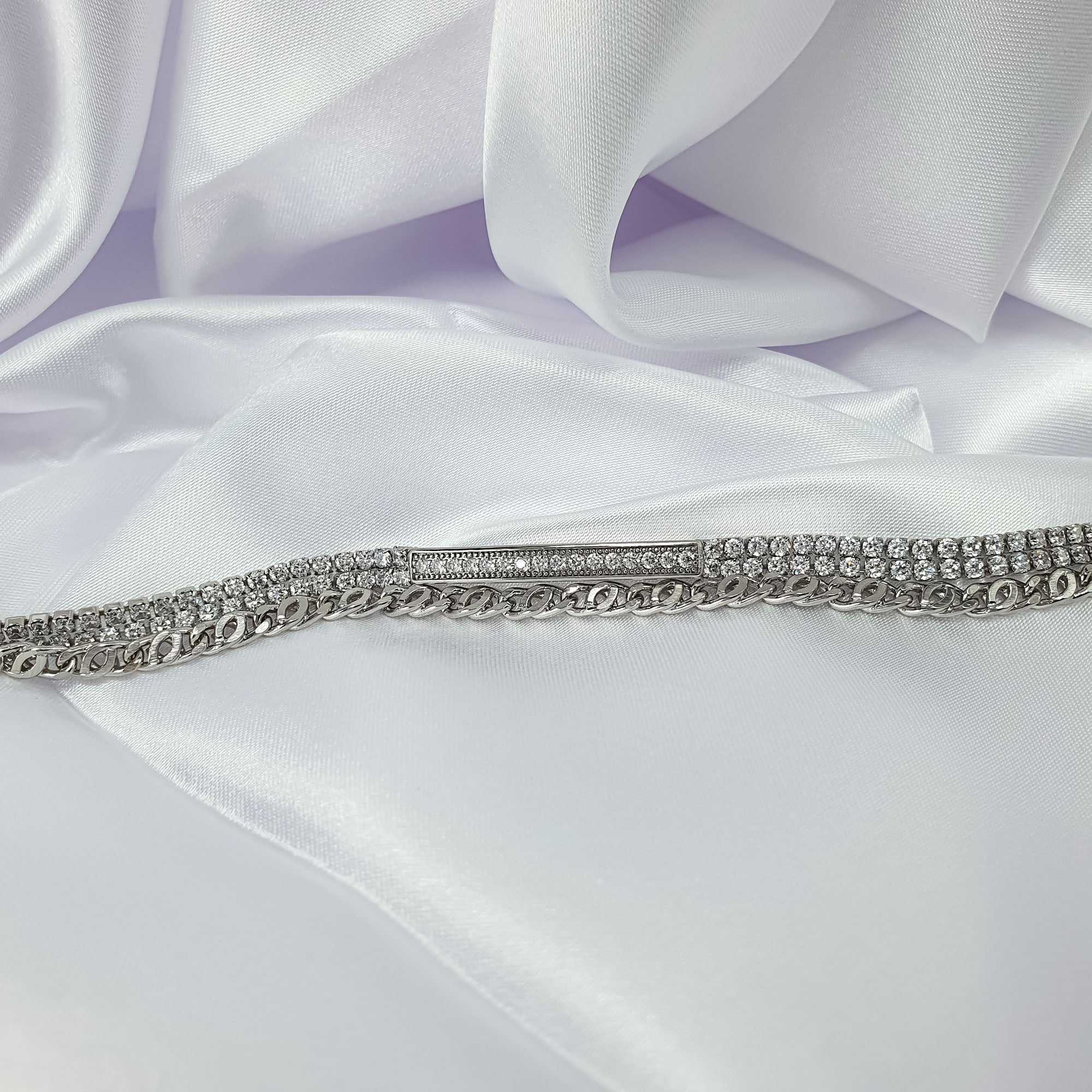 Mirdzoša rokassprādze ar kristāliskiem akcentiem