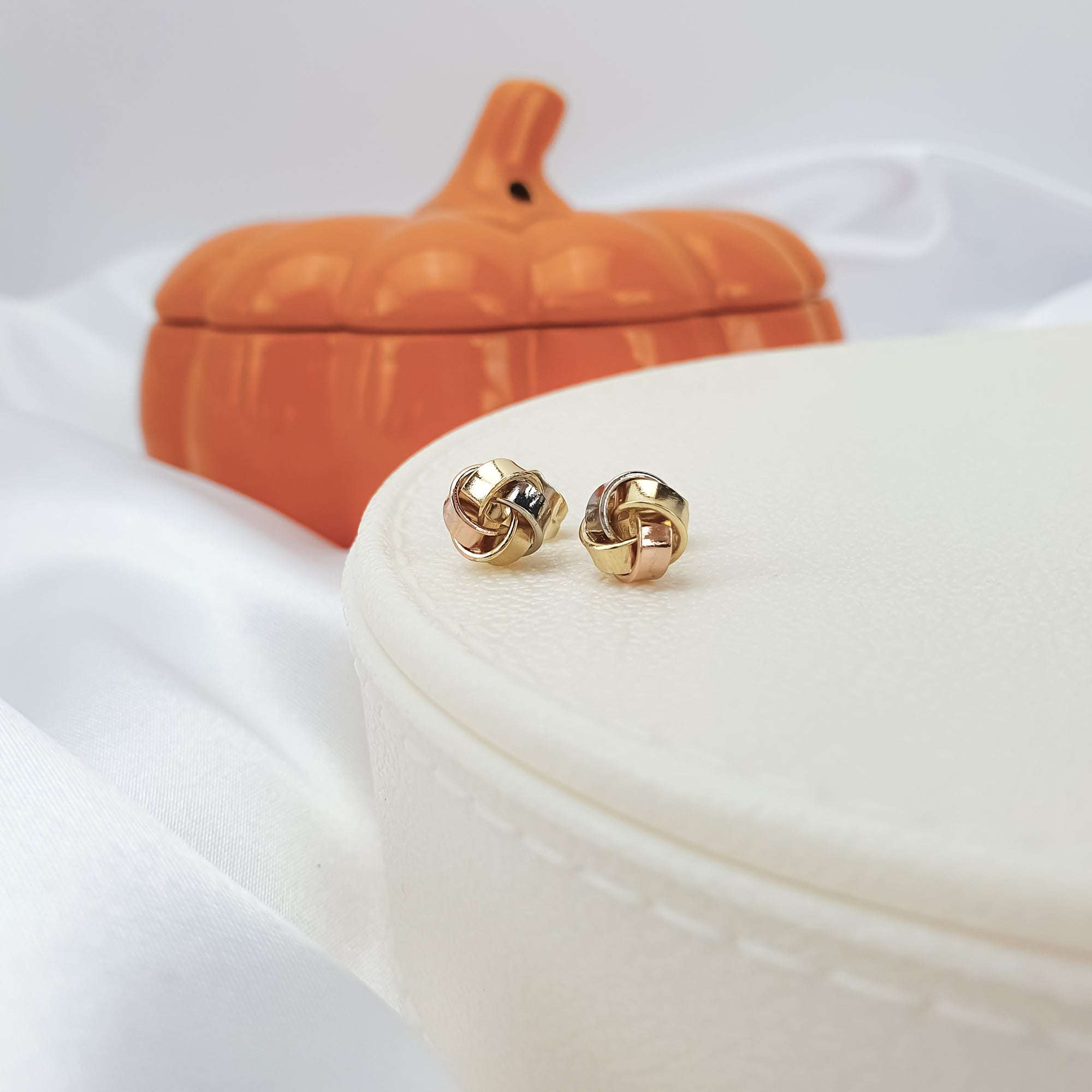 Sieviešu auskari nagliņas trīskrāsu dizainā