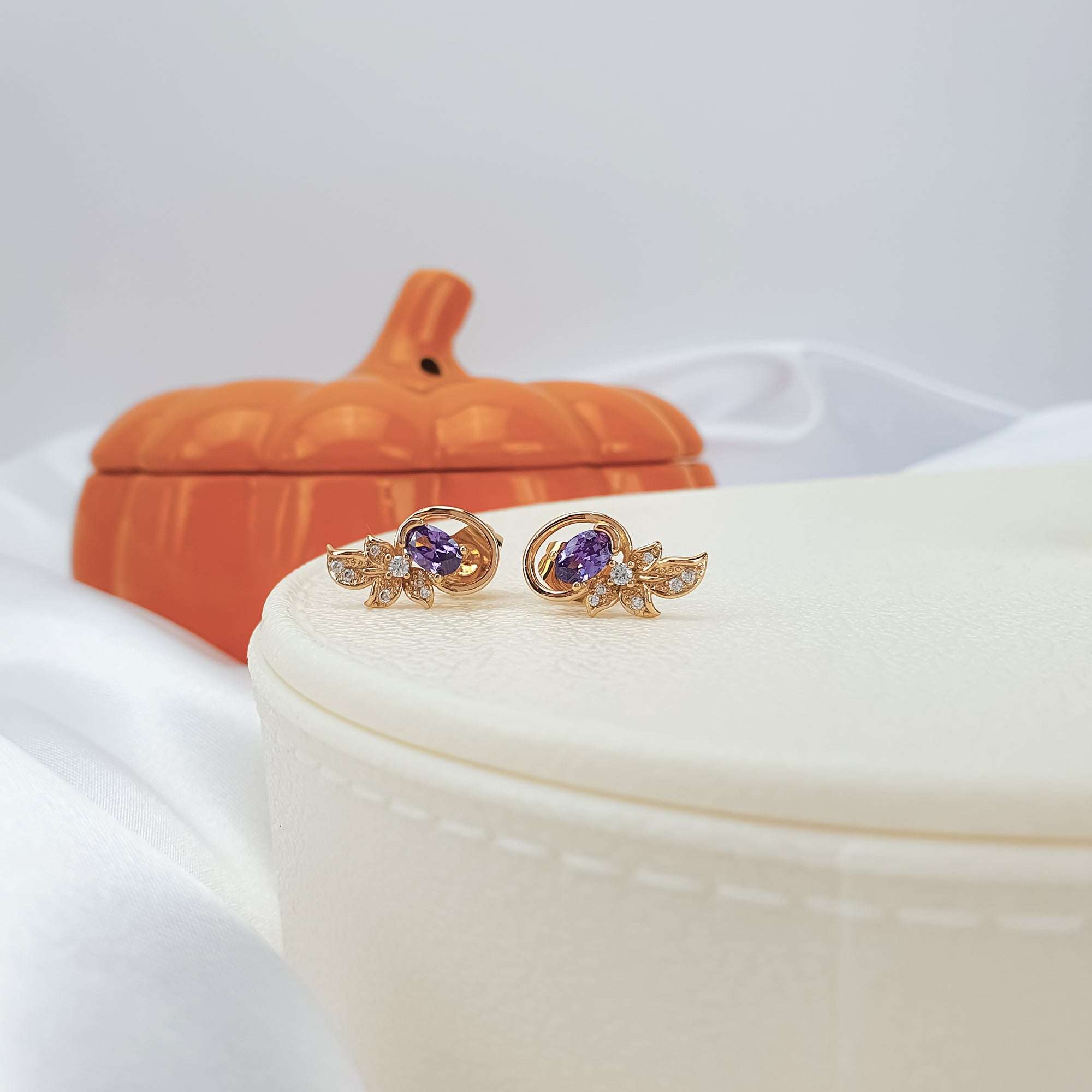 Auskari ar violetiem un baltiem cirkoniem