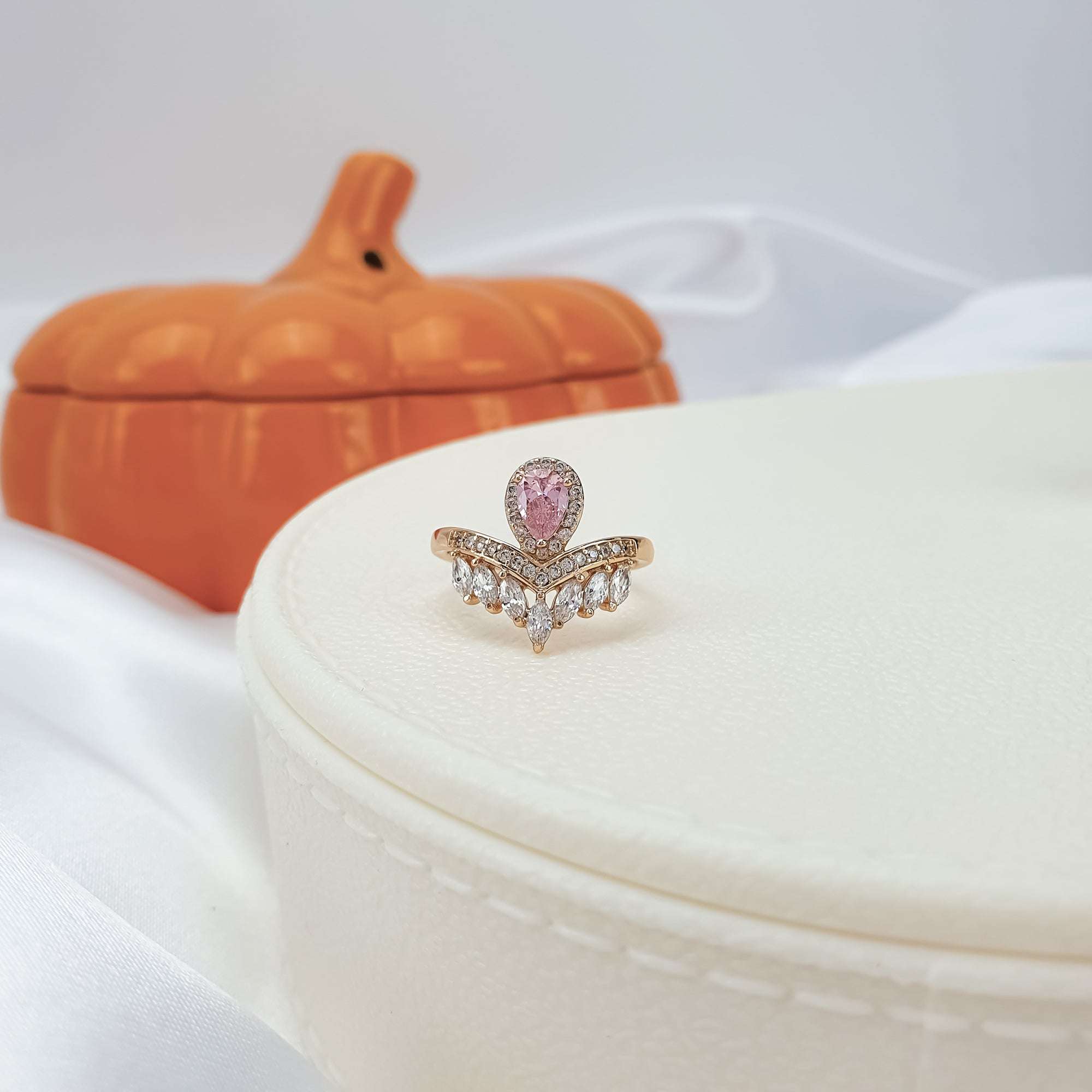 Sieviešu gredzens ar rozā akcentu