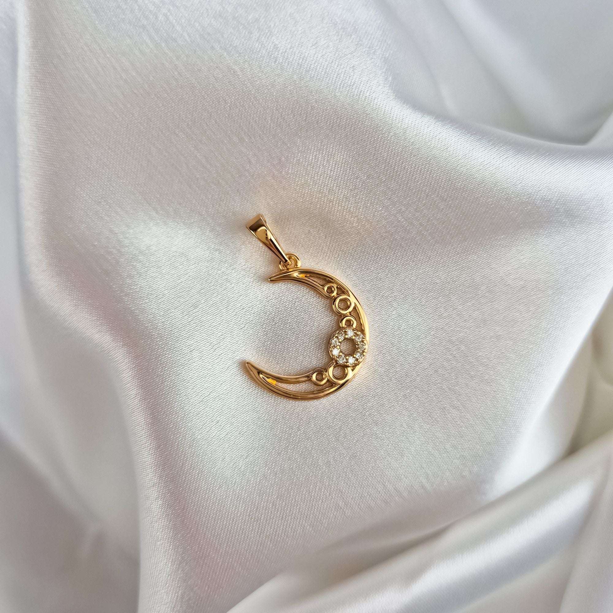 Smalka dizaina kulons ar medicīniskā zelta pārklājumu