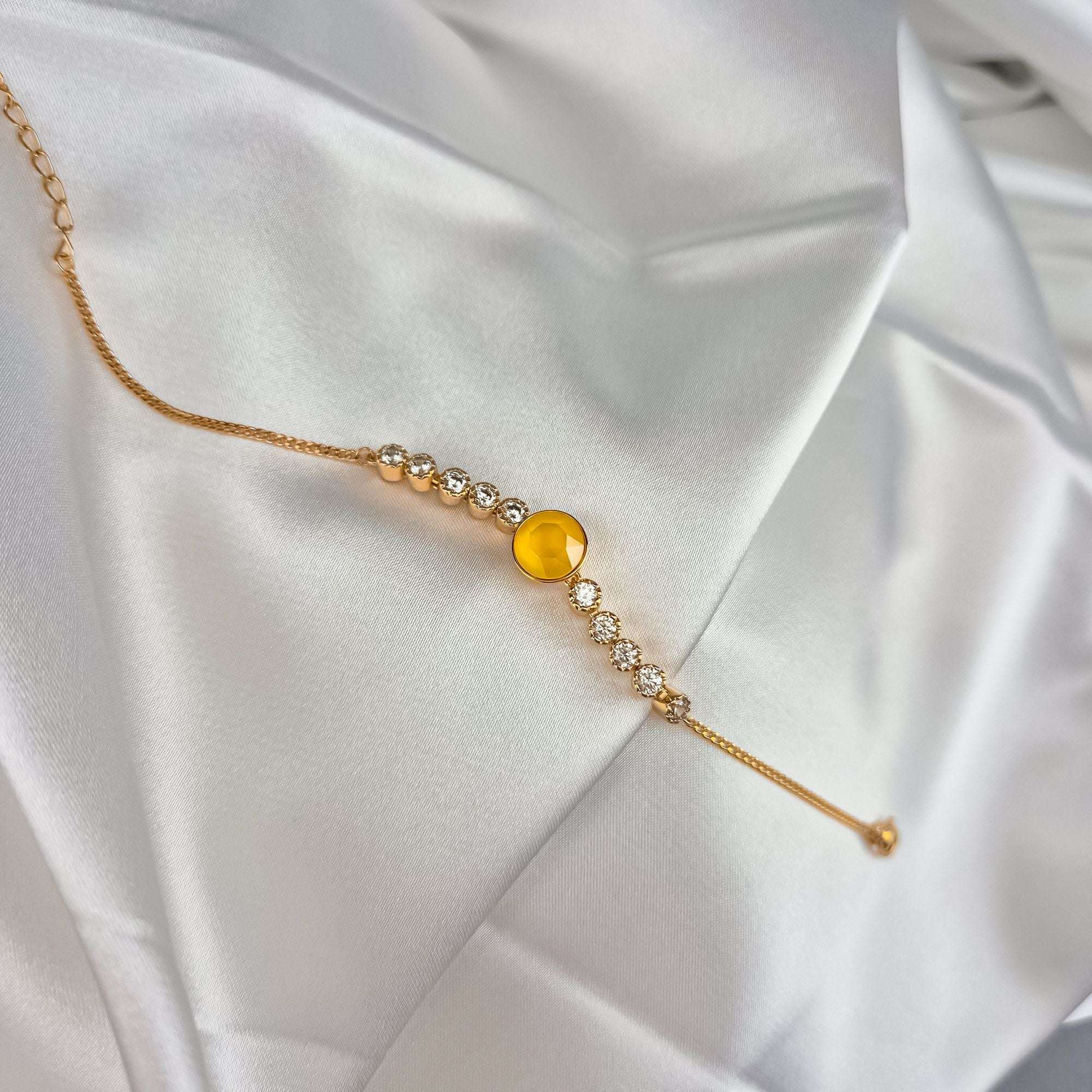 Sieviešu aproce ar mirdzošiem akmeņiem un zelta pārklājumu