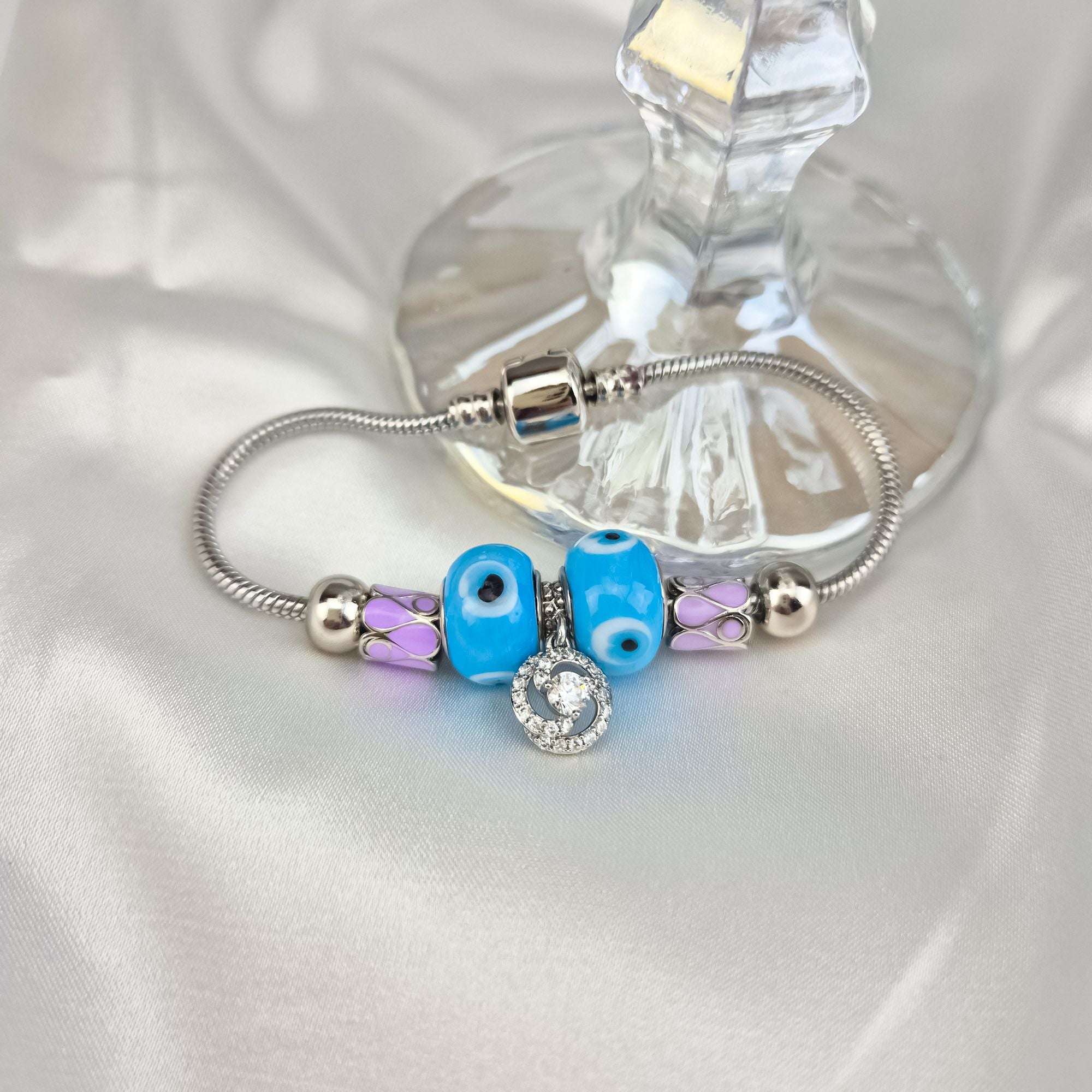 Sieviešu aproce ar zilu un rozā emaljas pērlītēm