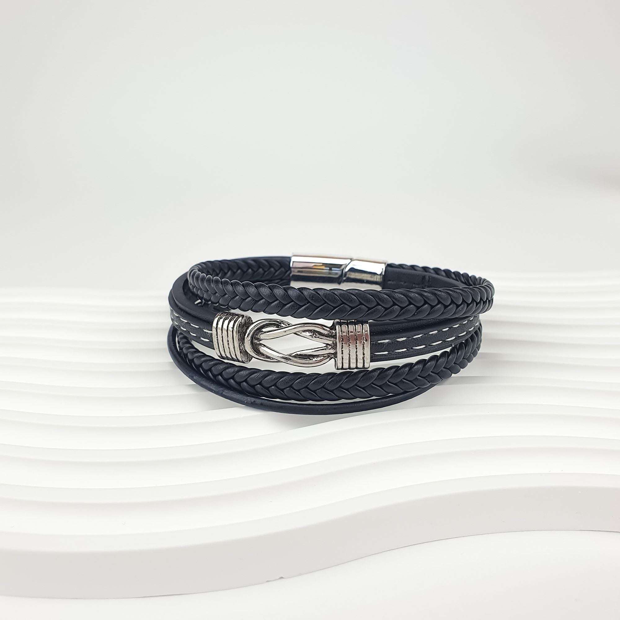 Vīriešu rokassprādze ar ādas pinumu un magnētisko aizdari