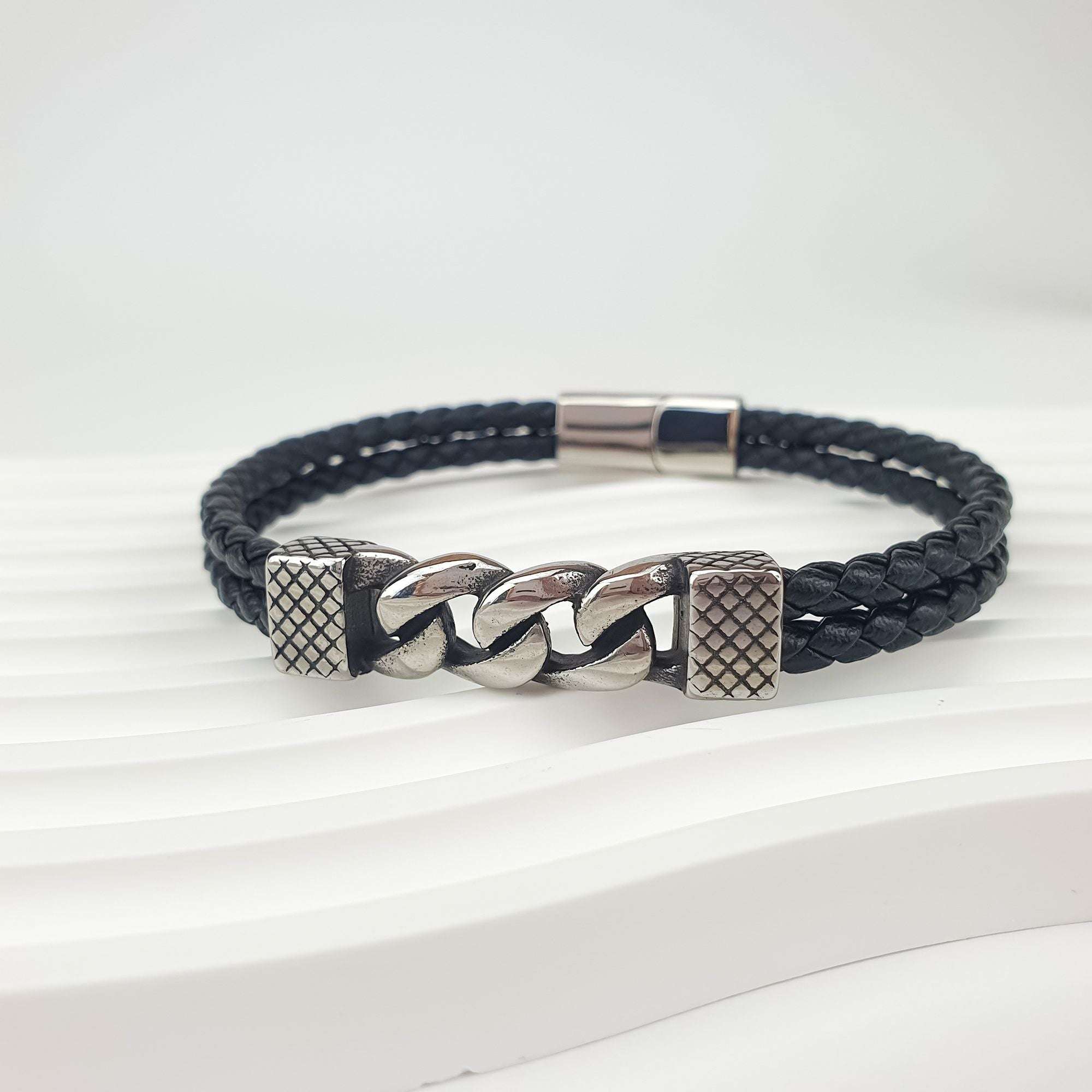 Stilīga rokassprādze ar dekoratīvu medicīniskā tērauda posmu