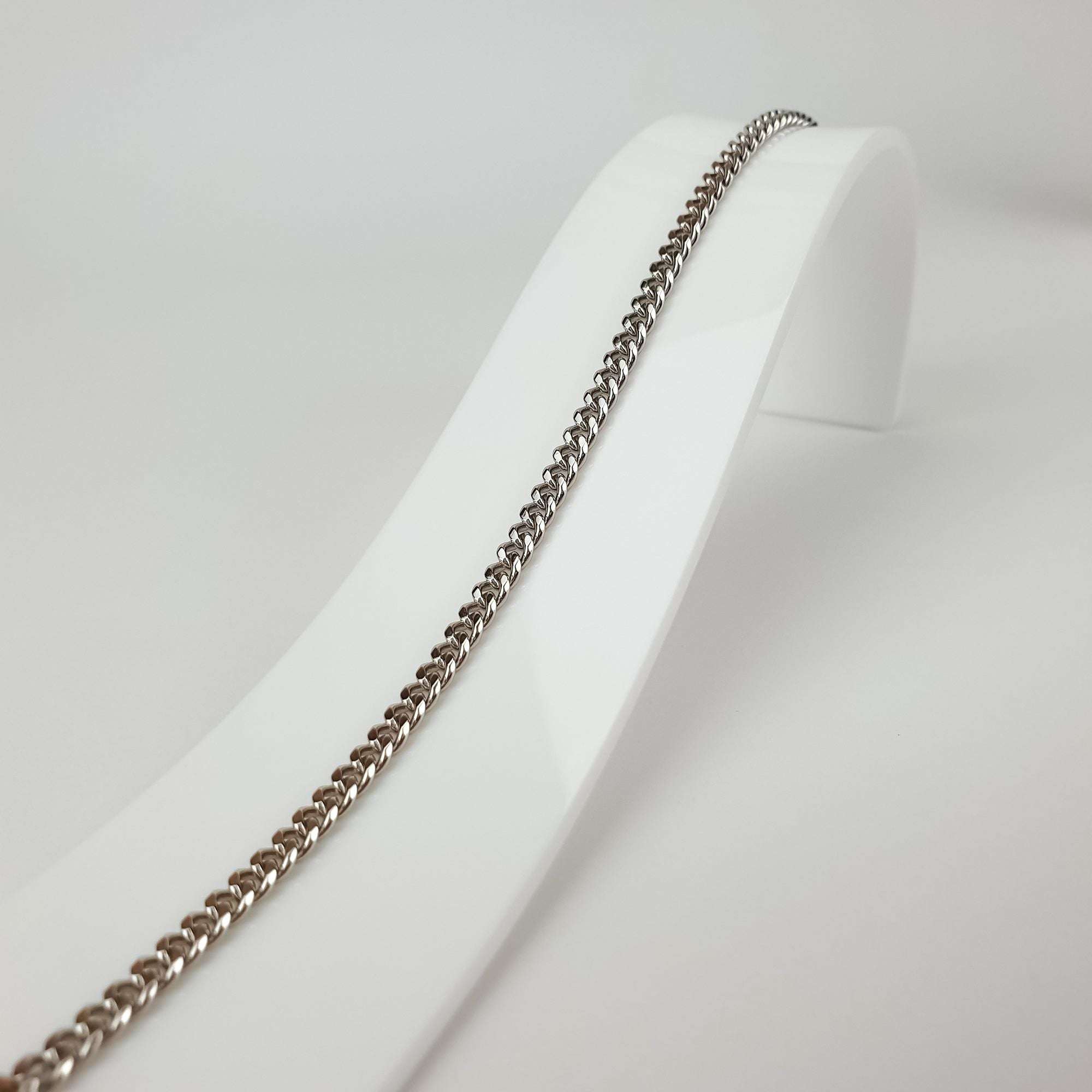 Eleganta ķēdes rokassprādze ar karabīnes aizdari