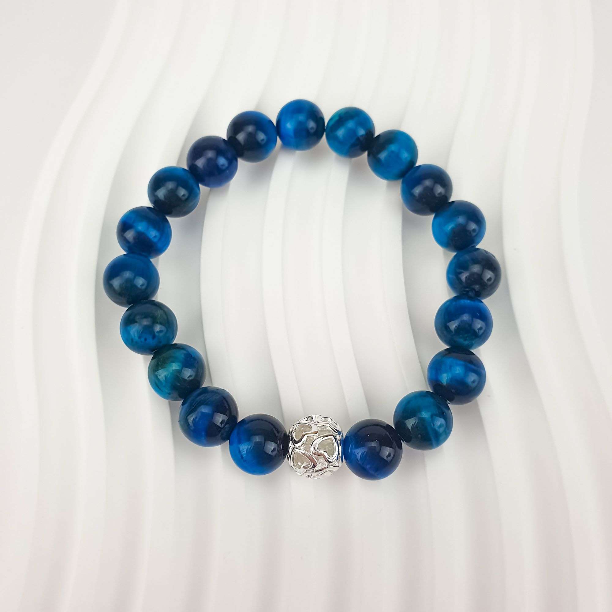 Dabisks tumši tirkīza tīģera acs