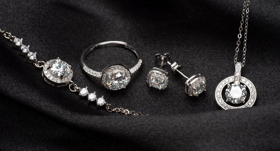 Kā sakombinēt auskarus, kaklarotu un gredzenu vienā elegantā tēlā