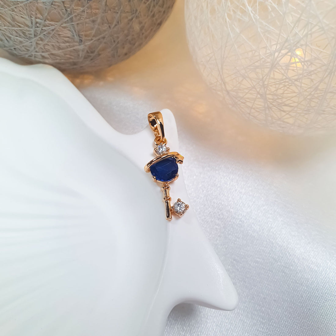 Eleganti kuloni ar zelta pārklājumu, kas izceļ jūsu stilu