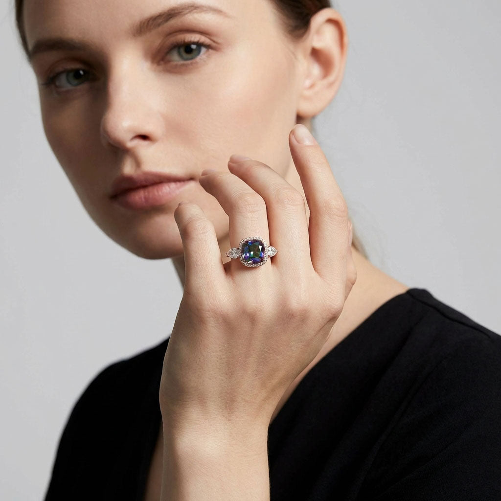 Silmapaistev naiste sõrmus mitmevärvilise kiviga