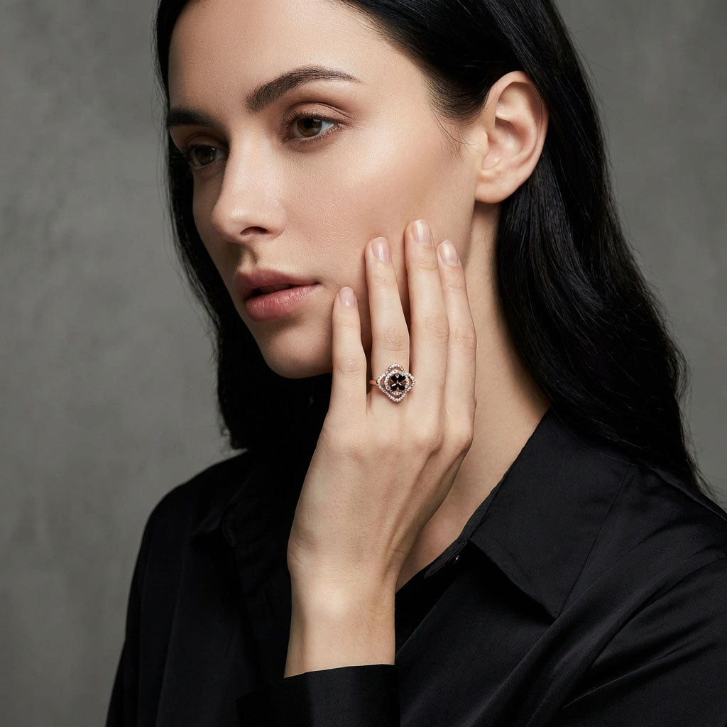 Silmapaistev sõrmus musta lille ja valge säraga