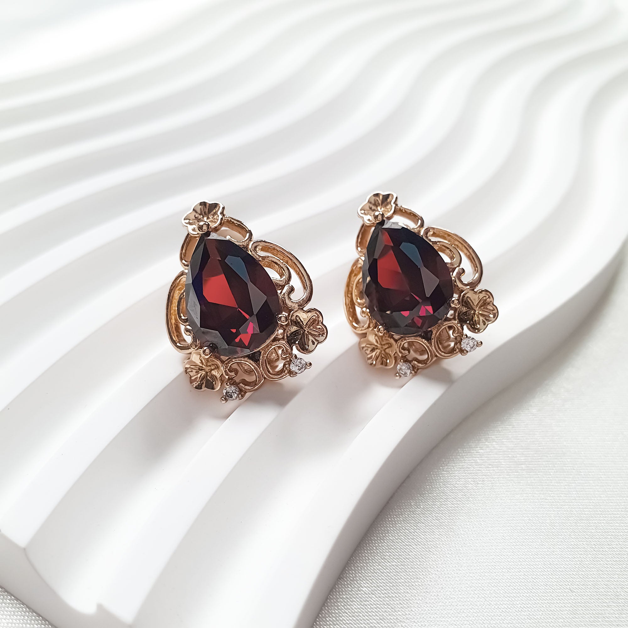 Klipšu auskari ar sarkanu lāses formas cirkonu