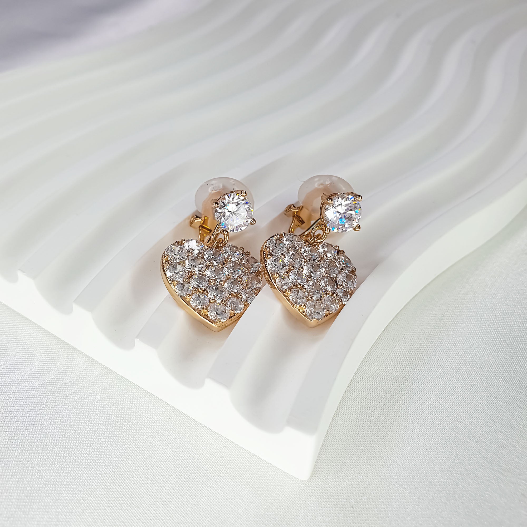 Vakara stila klipšu auskari ar sirds formas piekariņu