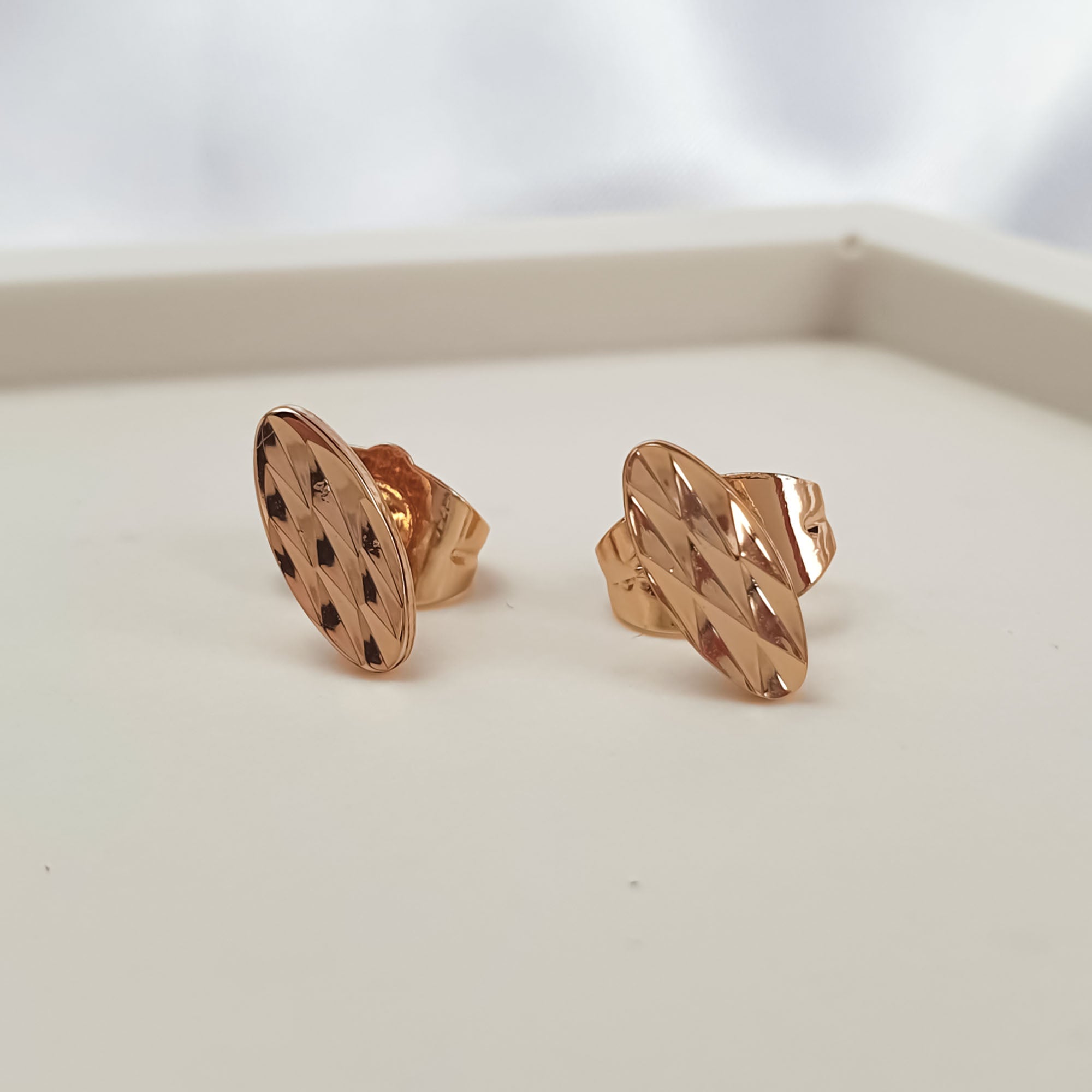 Apzeltītas nagliņas ar faktūru virsmu