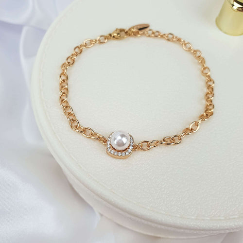 Zeltaina rokassprādze ar baltu pērli un caurspīdīgiem cirkoniem