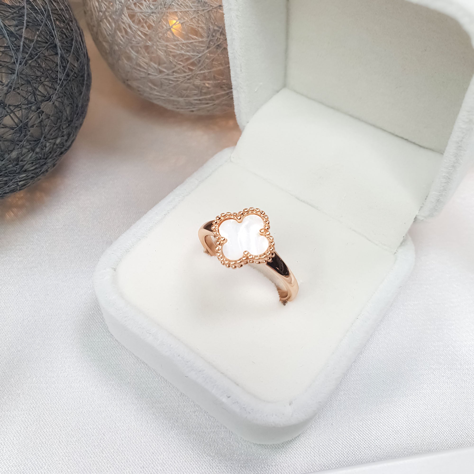 Minimalistisks gredzens ar baltas emaljas āboliņu