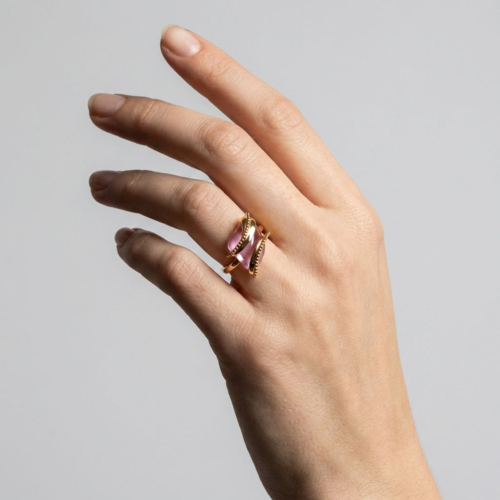 Sõrmus õrnroosa kiviga