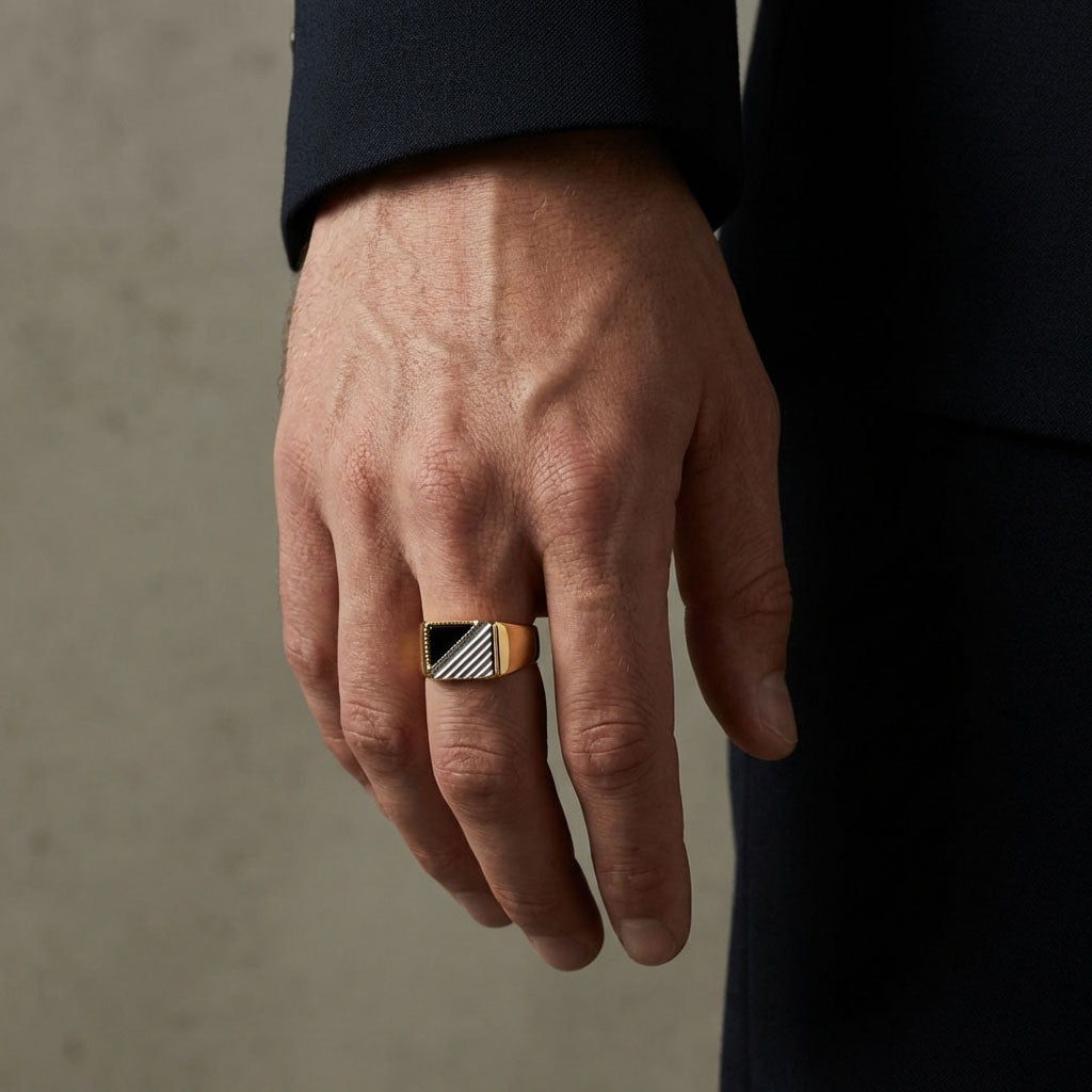 Meeste sõrmus musta plaadi ja reljeefiga