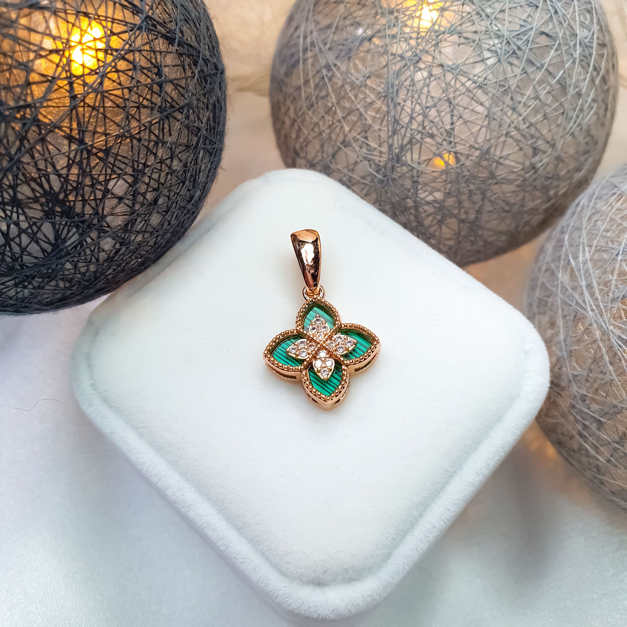 Spilgts āboliņa kulons ar cirkoniem