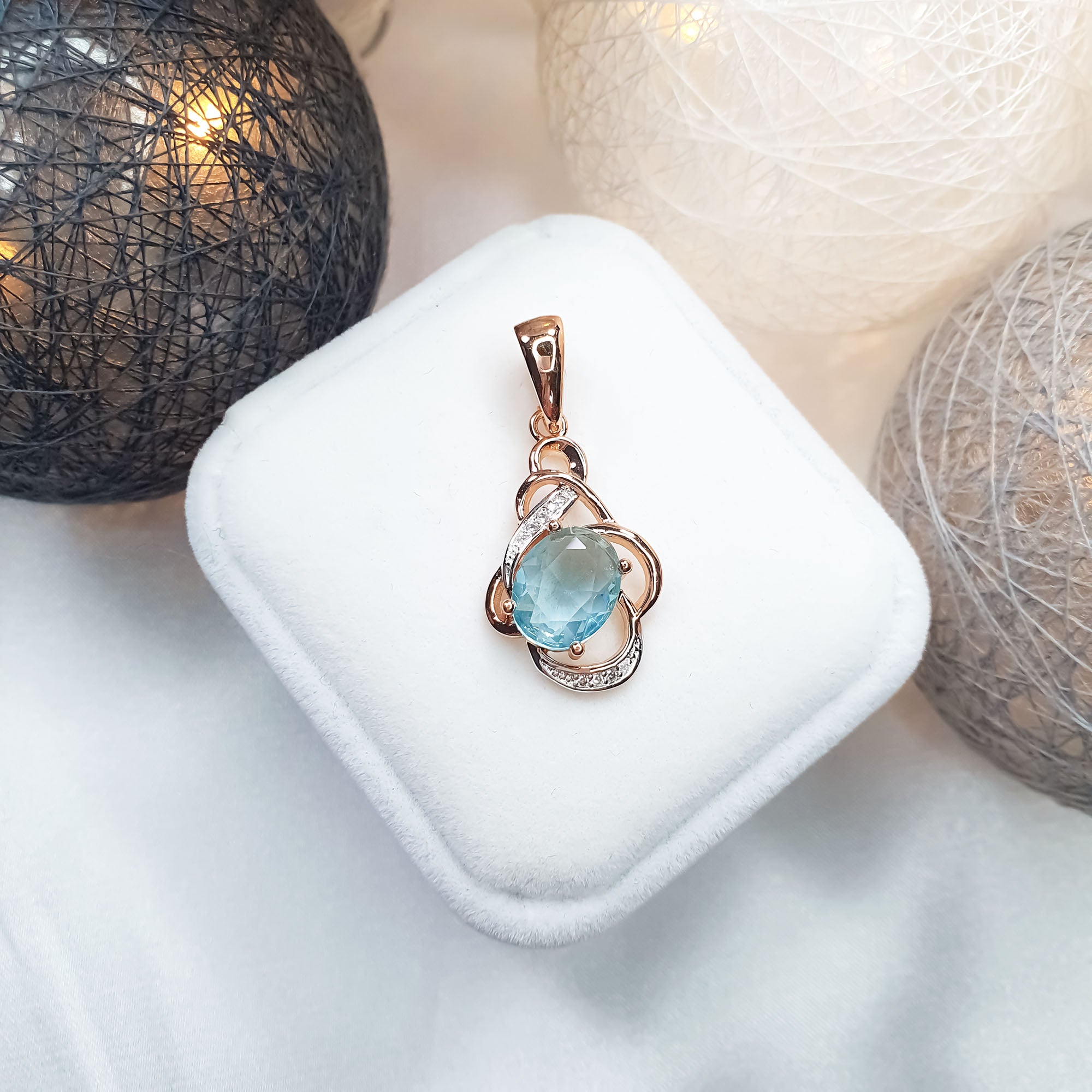 Sievišķīgs kulons ar maigi zilo cirkona krāsu