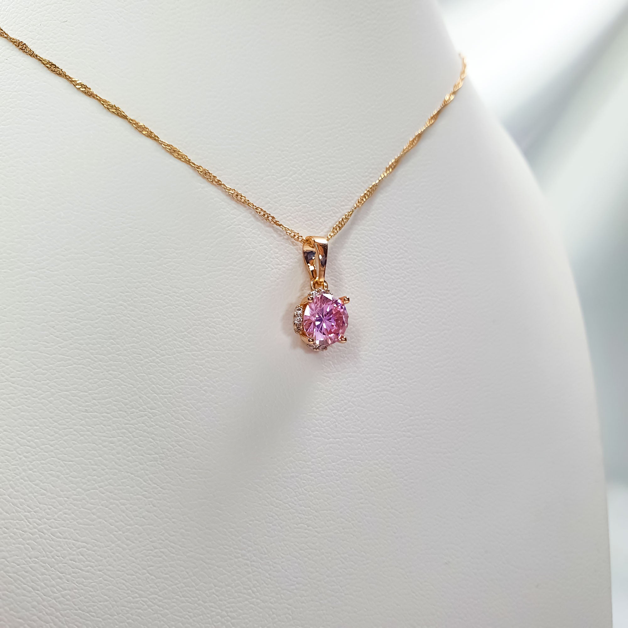 Vakara stila sieviešu kulons ar 18K zelta pārklājumu un smalkiem baltiem akmeņiem