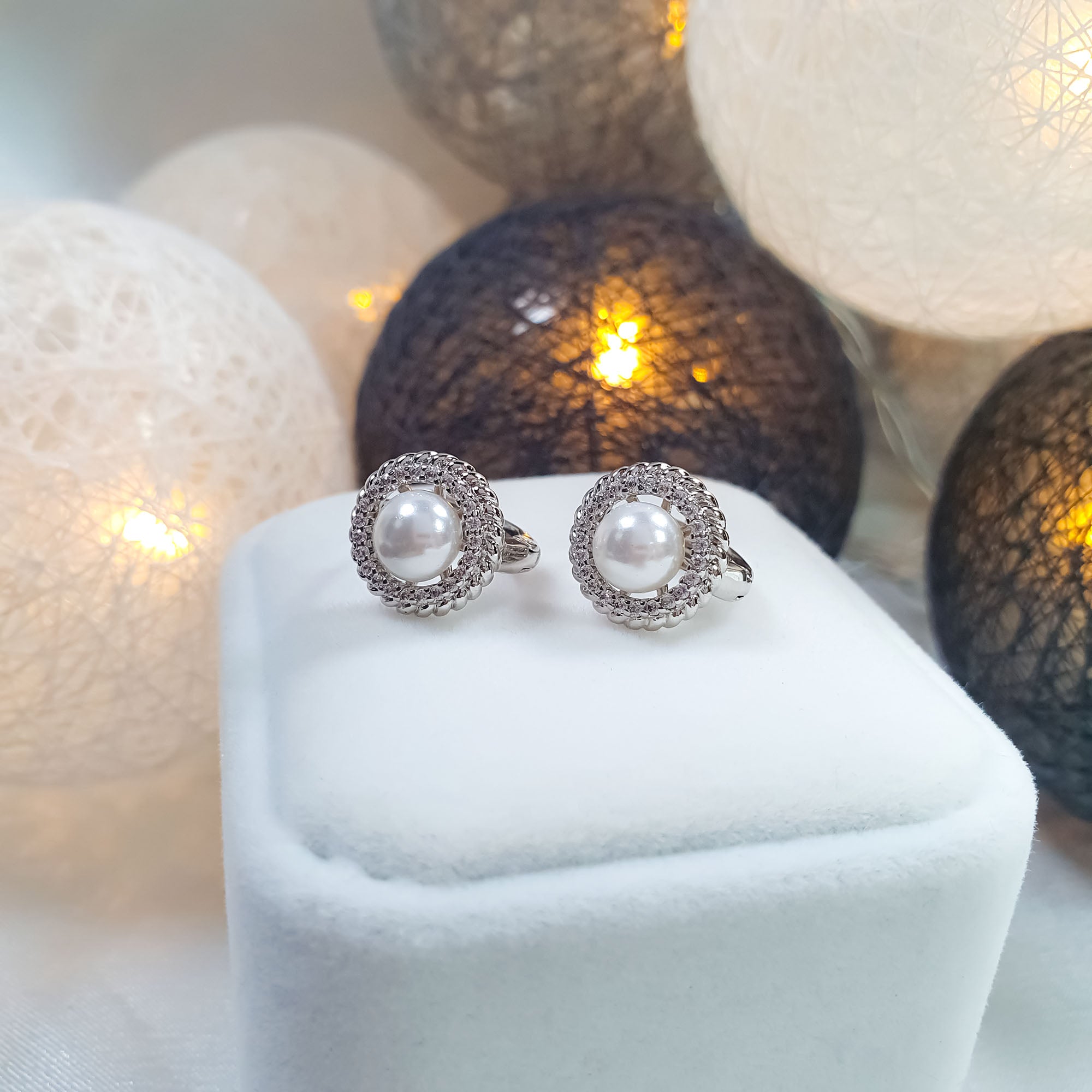 Kompakti auskari ar pērli un mirdzošu ietvaru