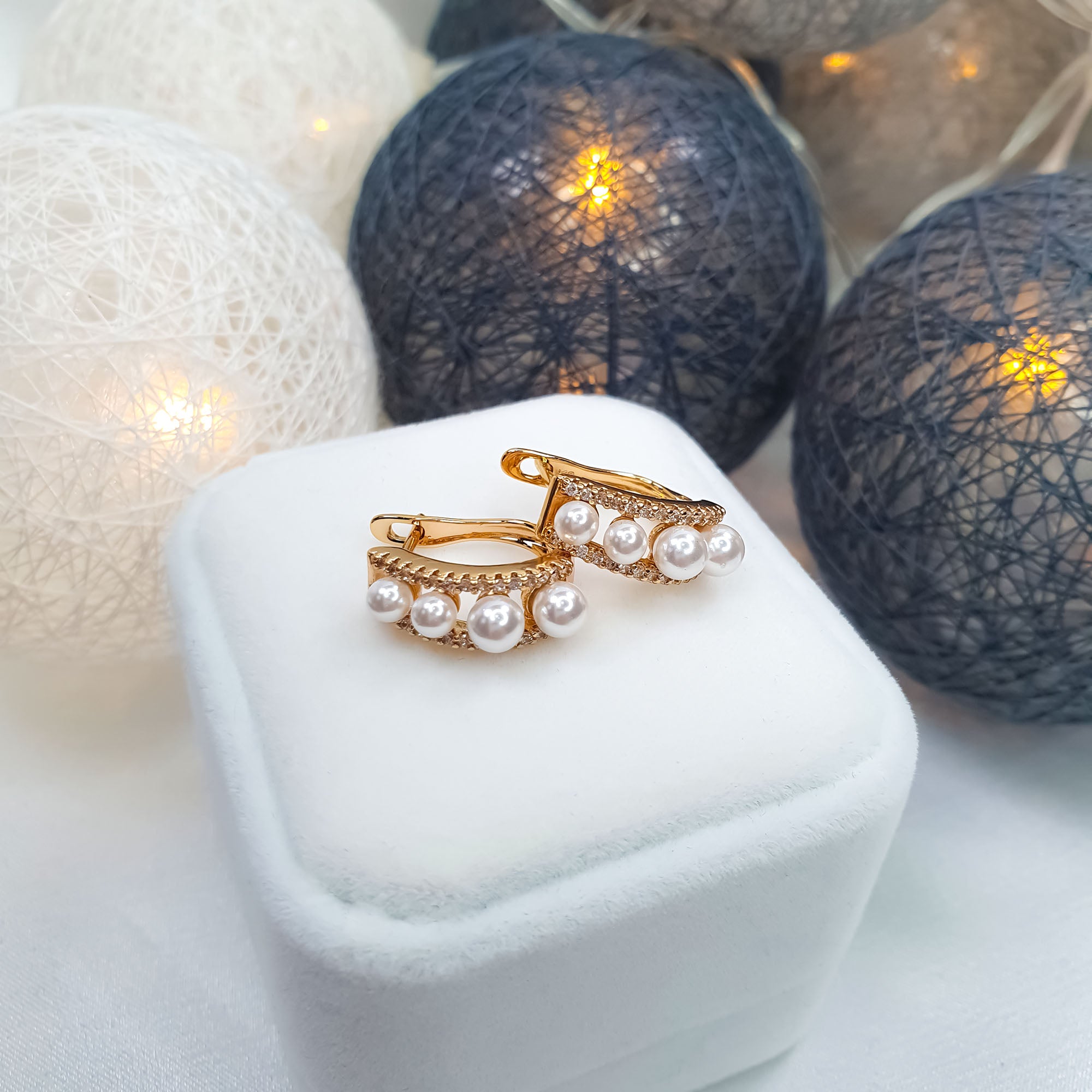 Auskari ar pērlēm un cirkoniem vertikālā formā