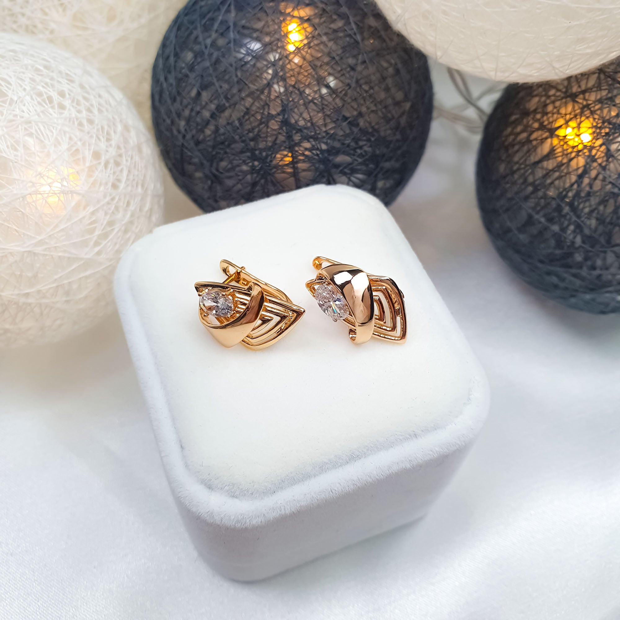 Balts cirkons auskaros ar gaisīgu līniju izkārtojumu