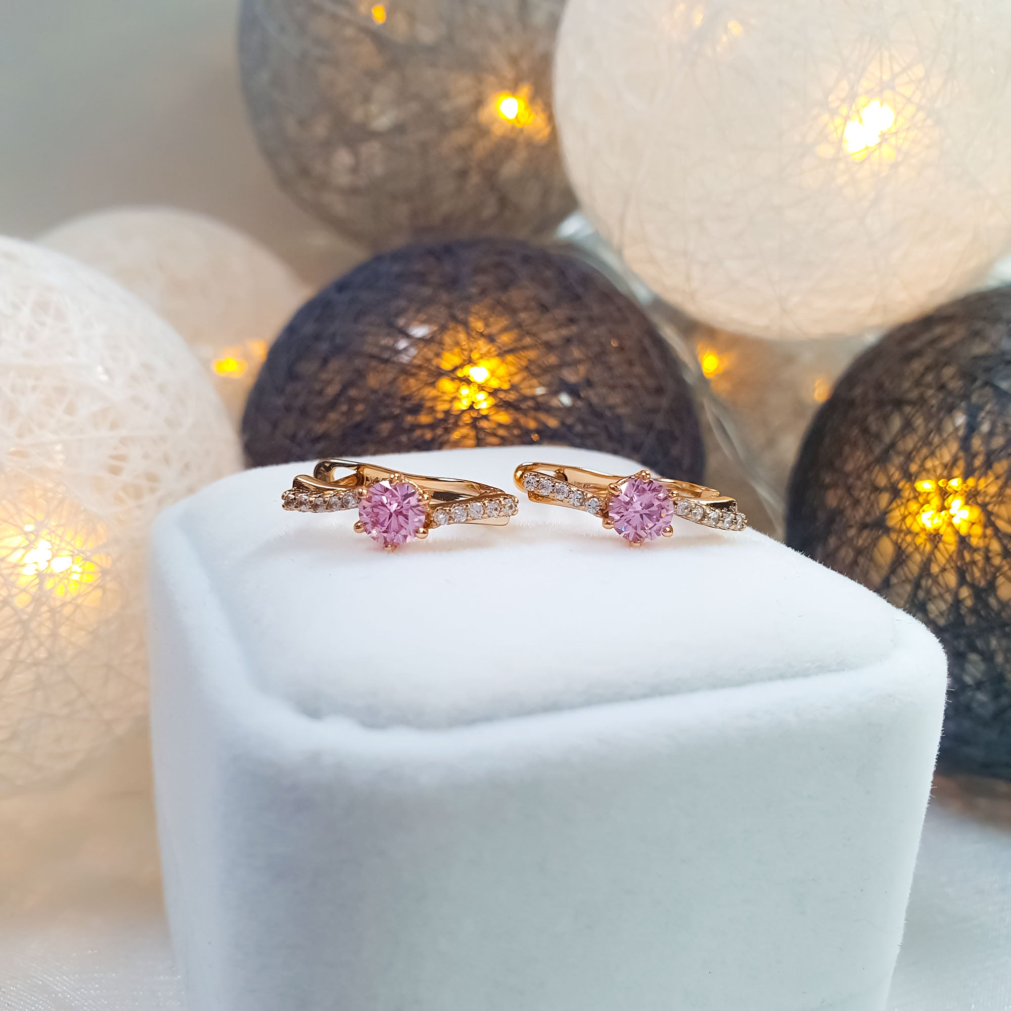 Smalki auskari ar rozā akmeni un kristālisku apdari priekšpusē