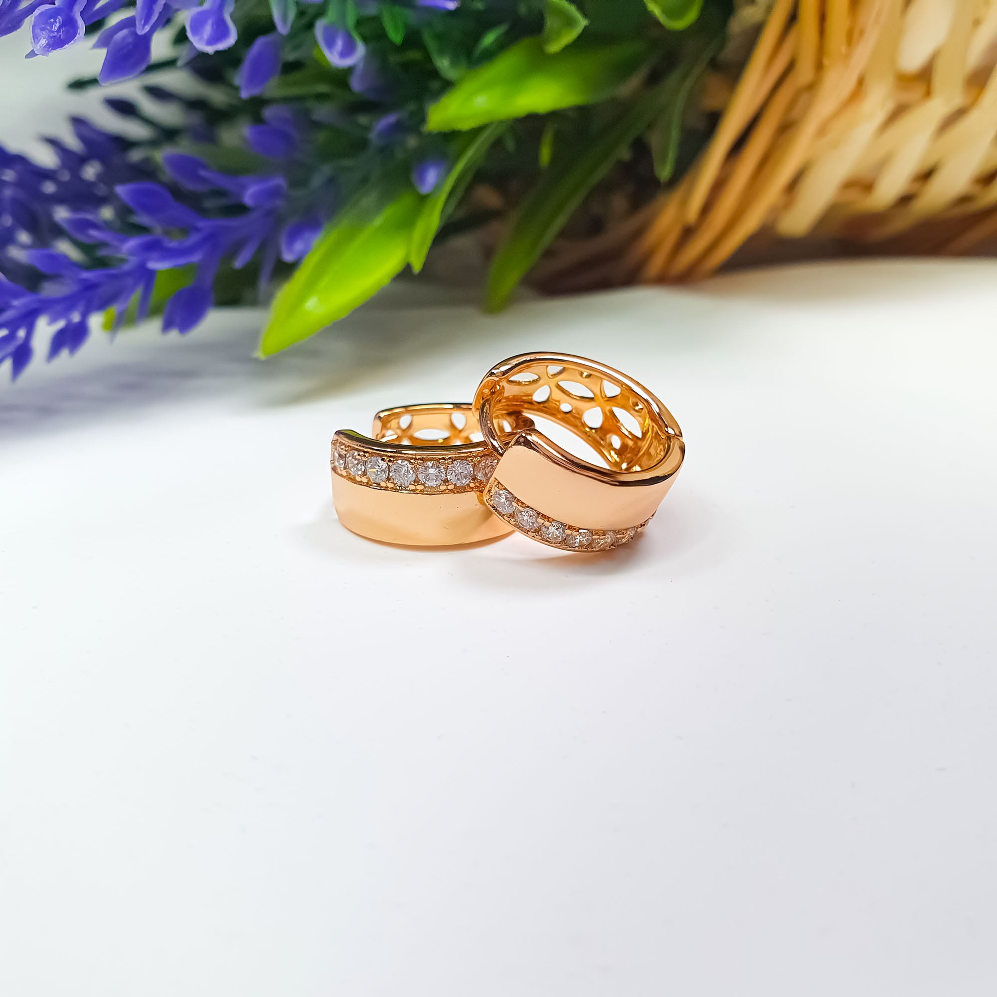 Zeltīta toņa riņķa auskari ar cirkonu spīduma joslu