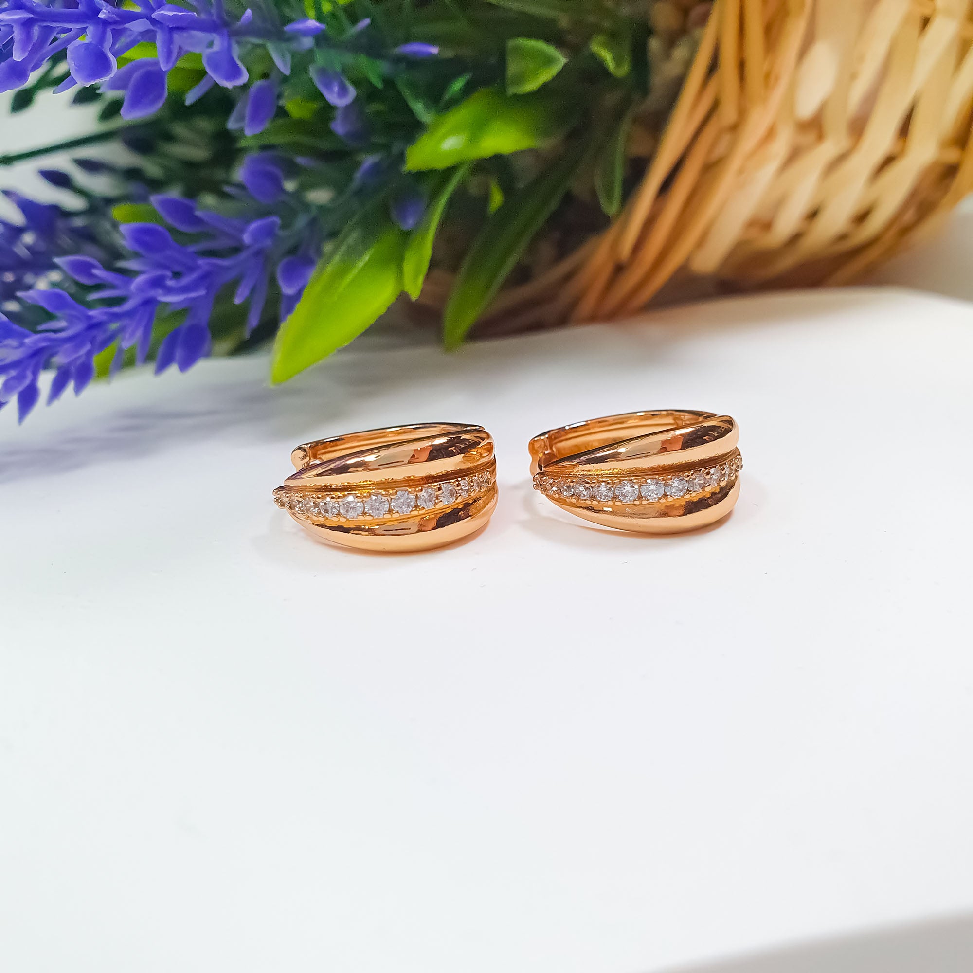 Riņķu auskari ar cirkona joslu zelta tonī