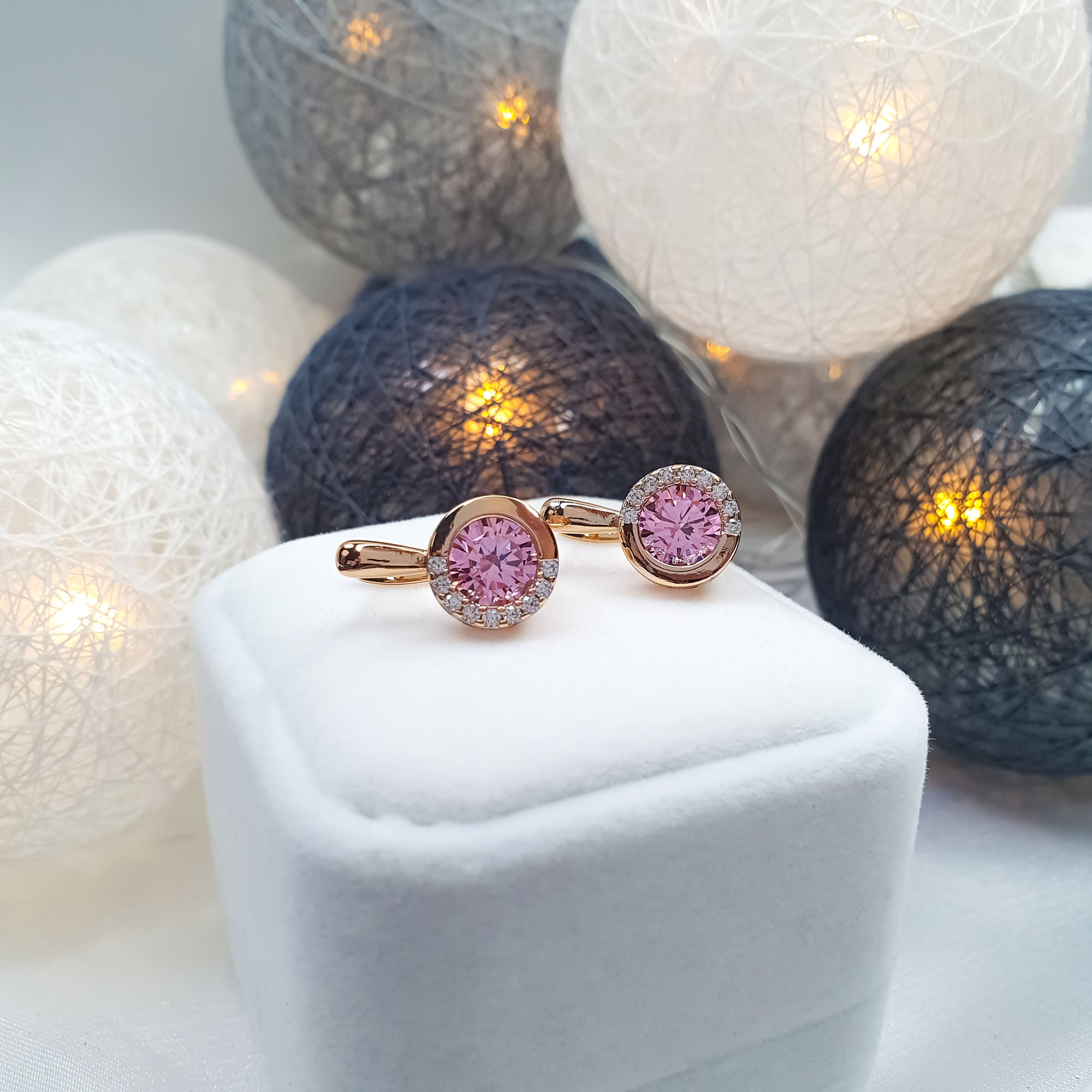 Rozā cirkona auskari ar balto kristālu papildinājumu