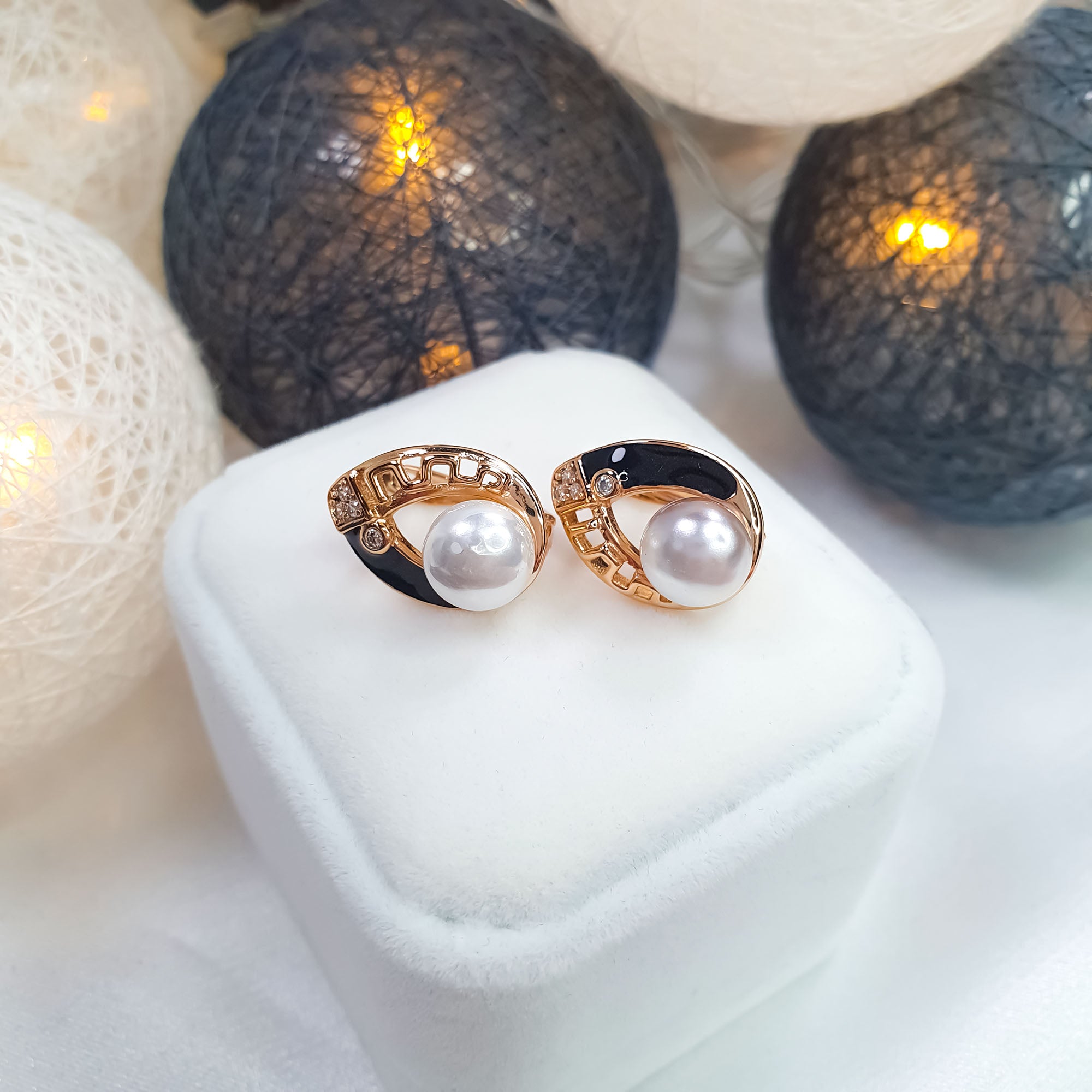 Auskari ar baltu pērli priekšpusē