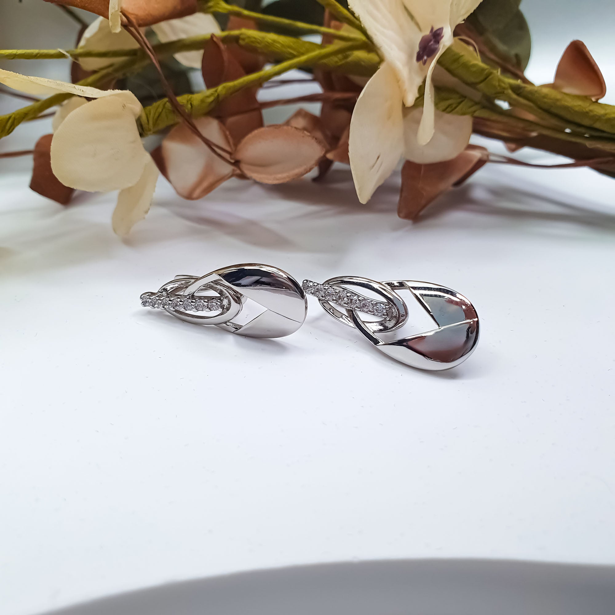 Vertikālas formas auskari ar gludu un atvērtu daļu