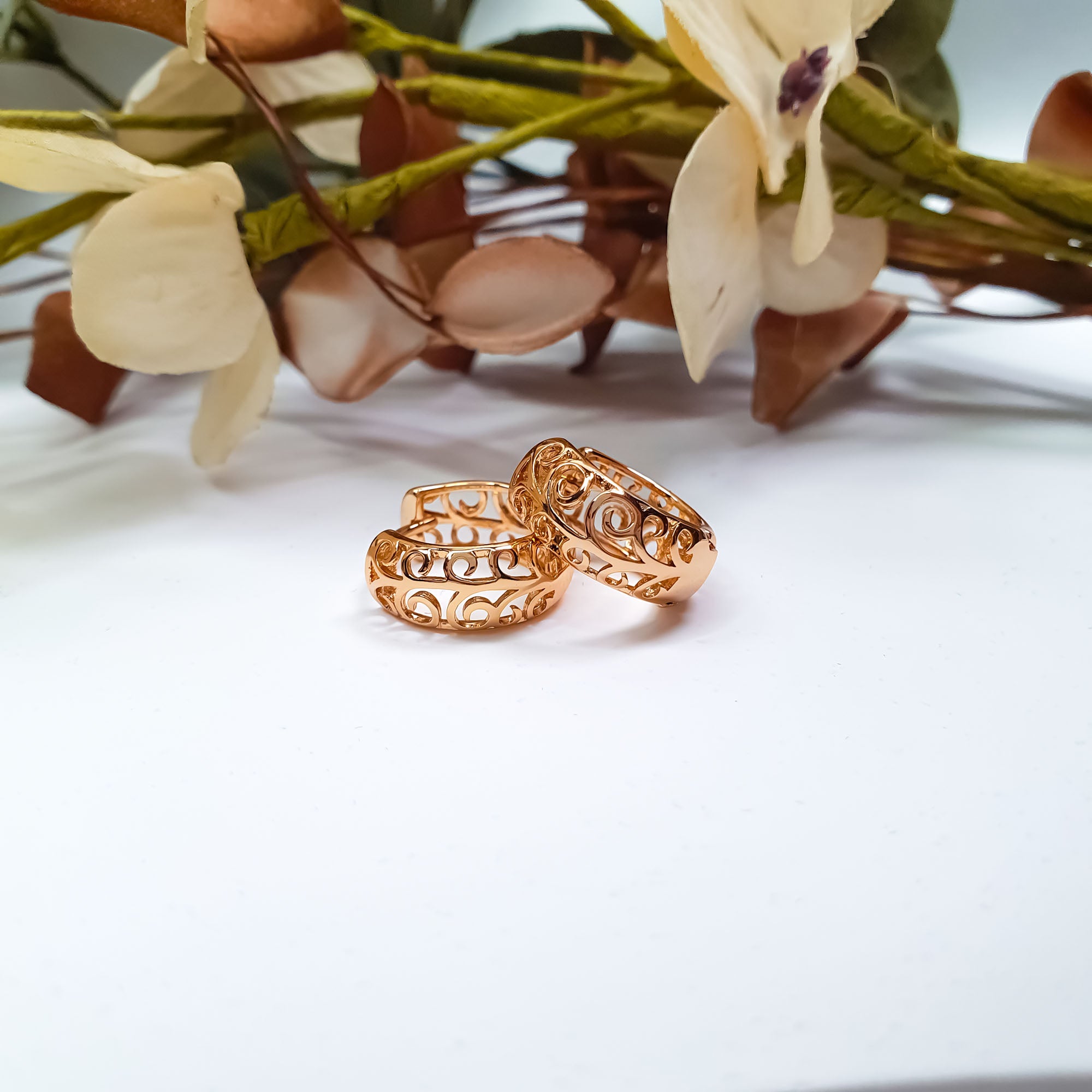 Riņķa formas auskari ar caurlaidīgu dekoratīvu rakstu