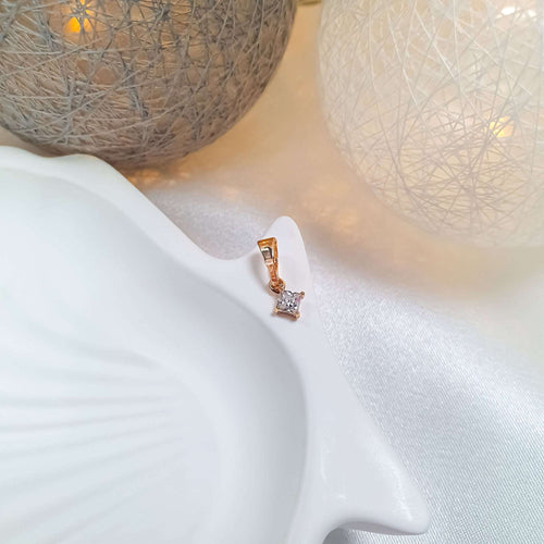 Zelta toņa kulons ar skaidru cirkona akcentu