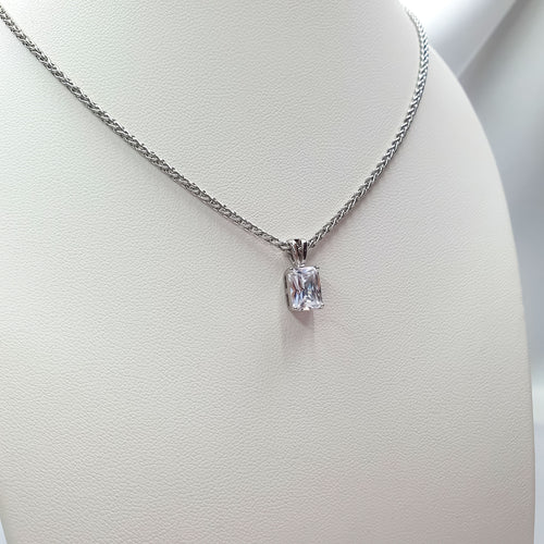 Klasiska kakla rota ar caurspīdīgu ģeometrisku akmeni 14 mm garumā