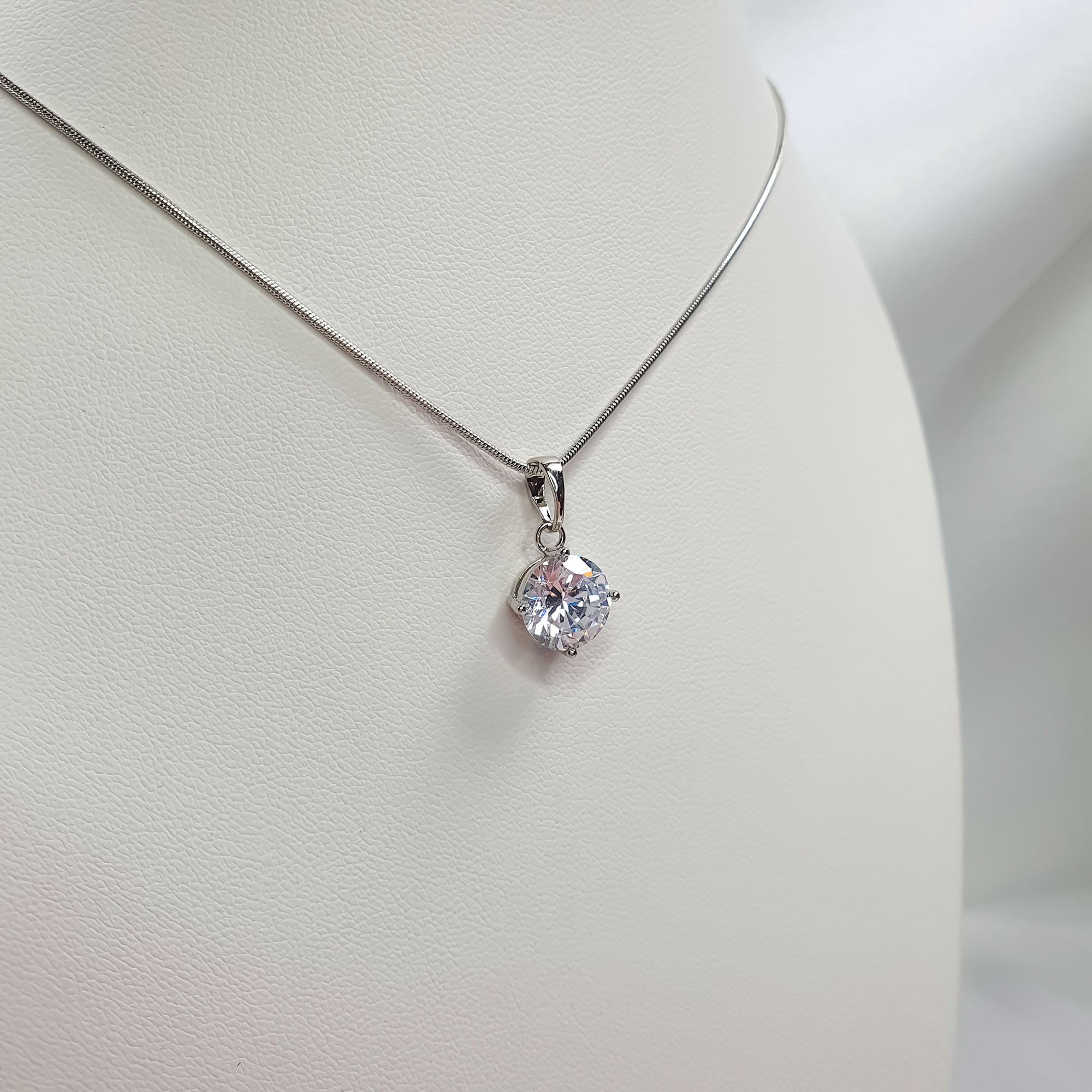 Minimālistiska kakla rota ar caurspīdīgu fasetētu akmeni