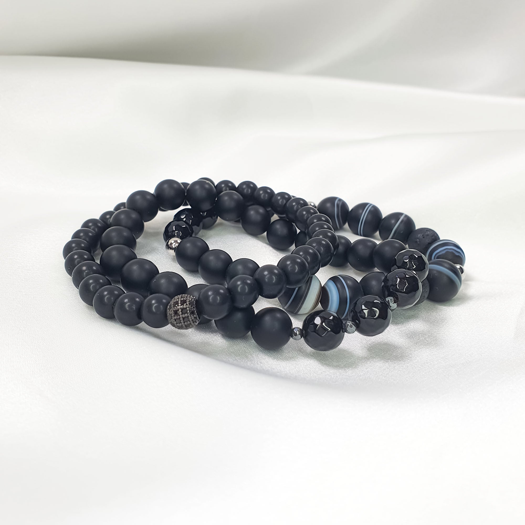 Rokassprādžu komplekts ar svītrainu agātu un fasetētām oniksa imitācijas pērlītēm