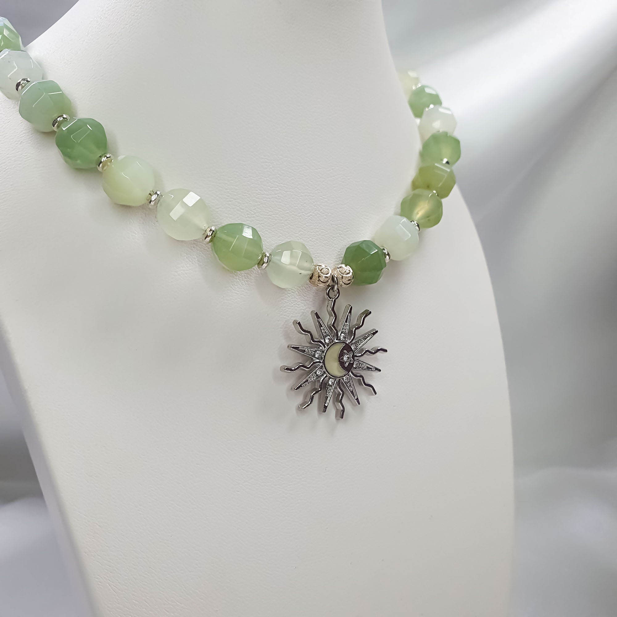 Pērļota nefrīta kaklarota zaļos toņos ar sudrabotu saules simbolu