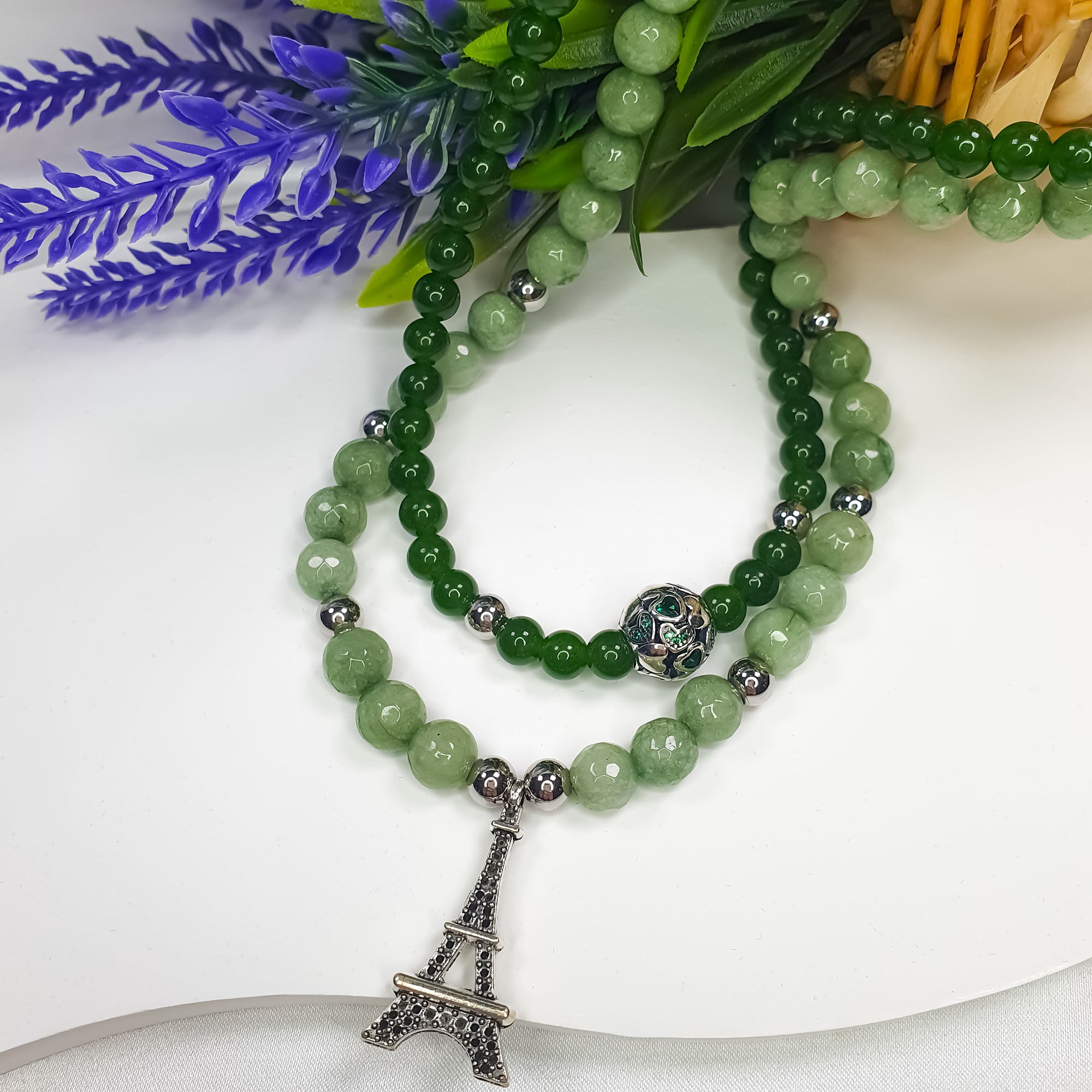 Kaklarota no zaļiem akmeņiem ar sudraba krāsas piekariņu