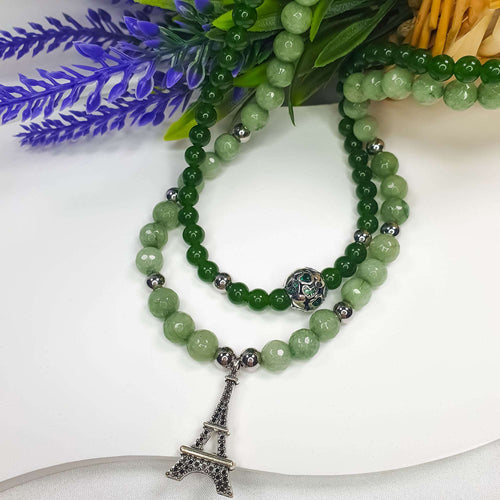 Kaklarota no zaļiem akmeņiem ar sudraba krāsas piekariņu