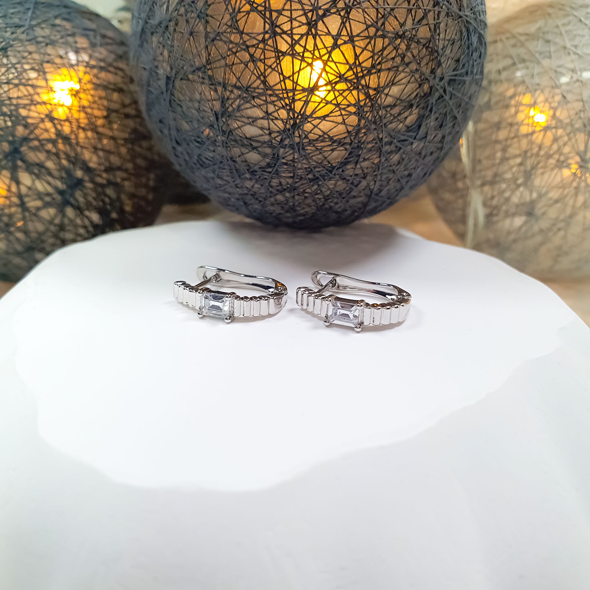 Auskari ar ģeometrisku formu un cirkonu