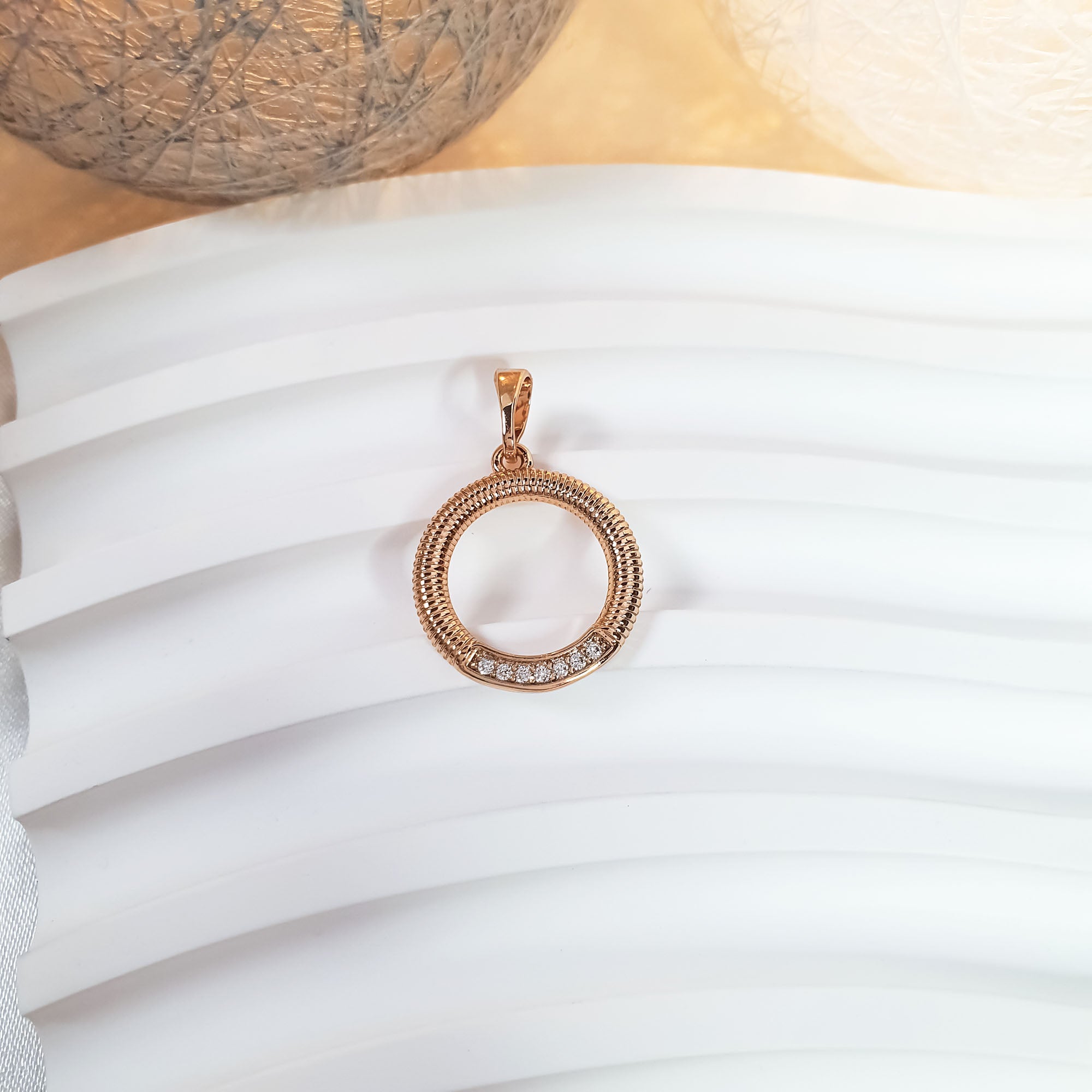 Apaļš piekariņš ar dzirkstošu akmens ieloci