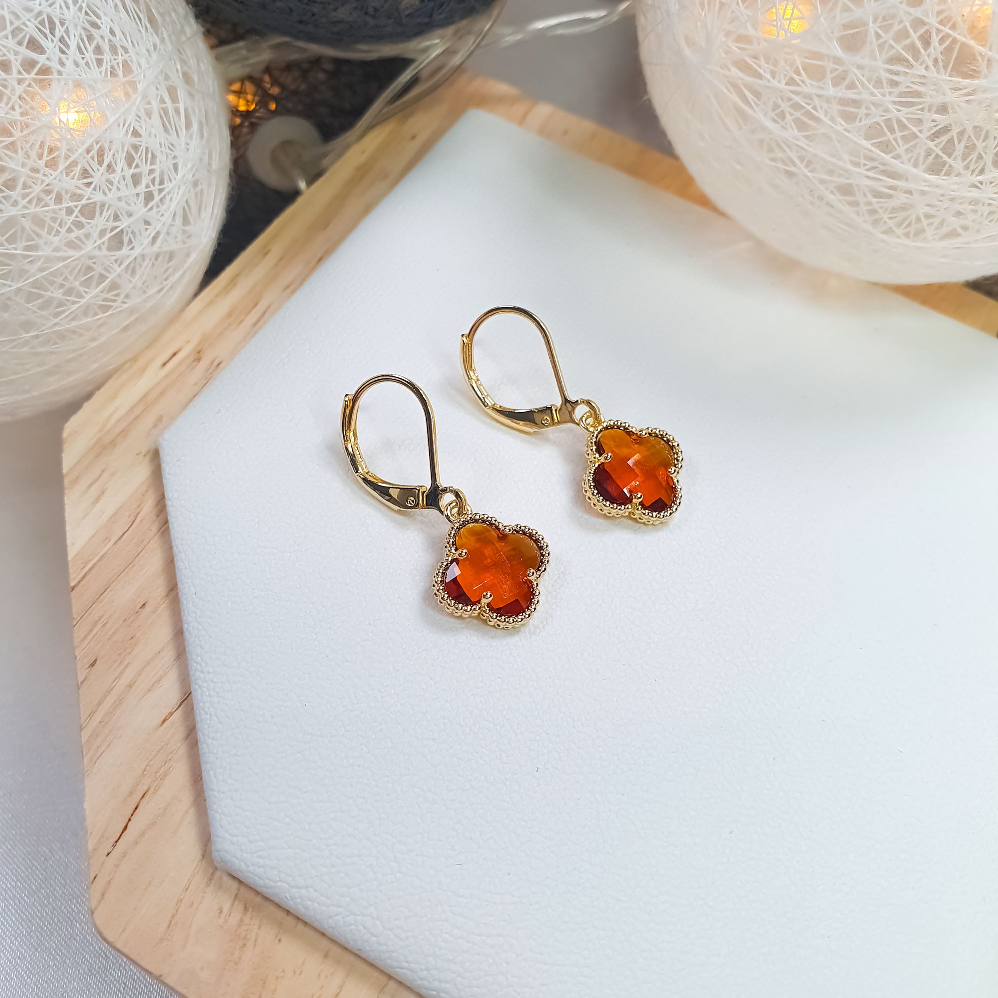 Garie auskari ar oranžu četrlapu motīvu